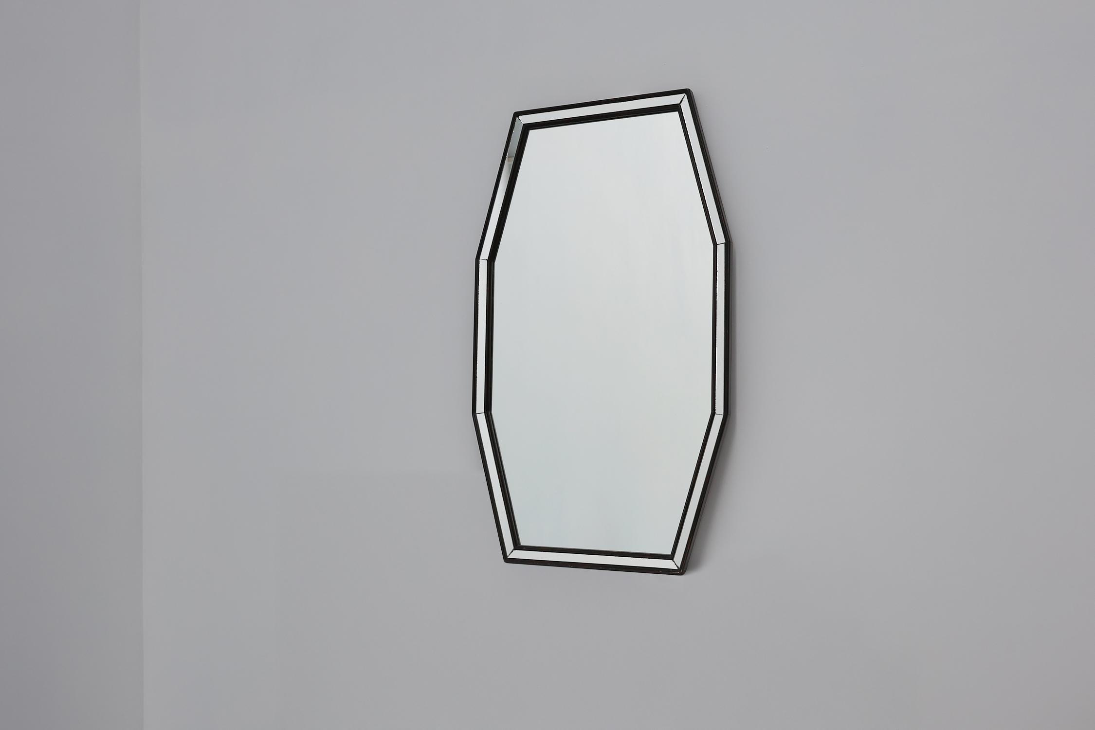 Français Miroir octogonal graphique du milieu du siècle avec cadre en bois et miroir noir, 1960s en vente