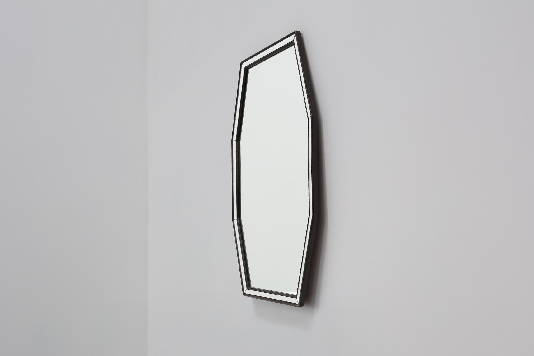 Miroir octogonal graphique du milieu du siècle avec cadre en bois et miroir noir, 1960s en vente 2