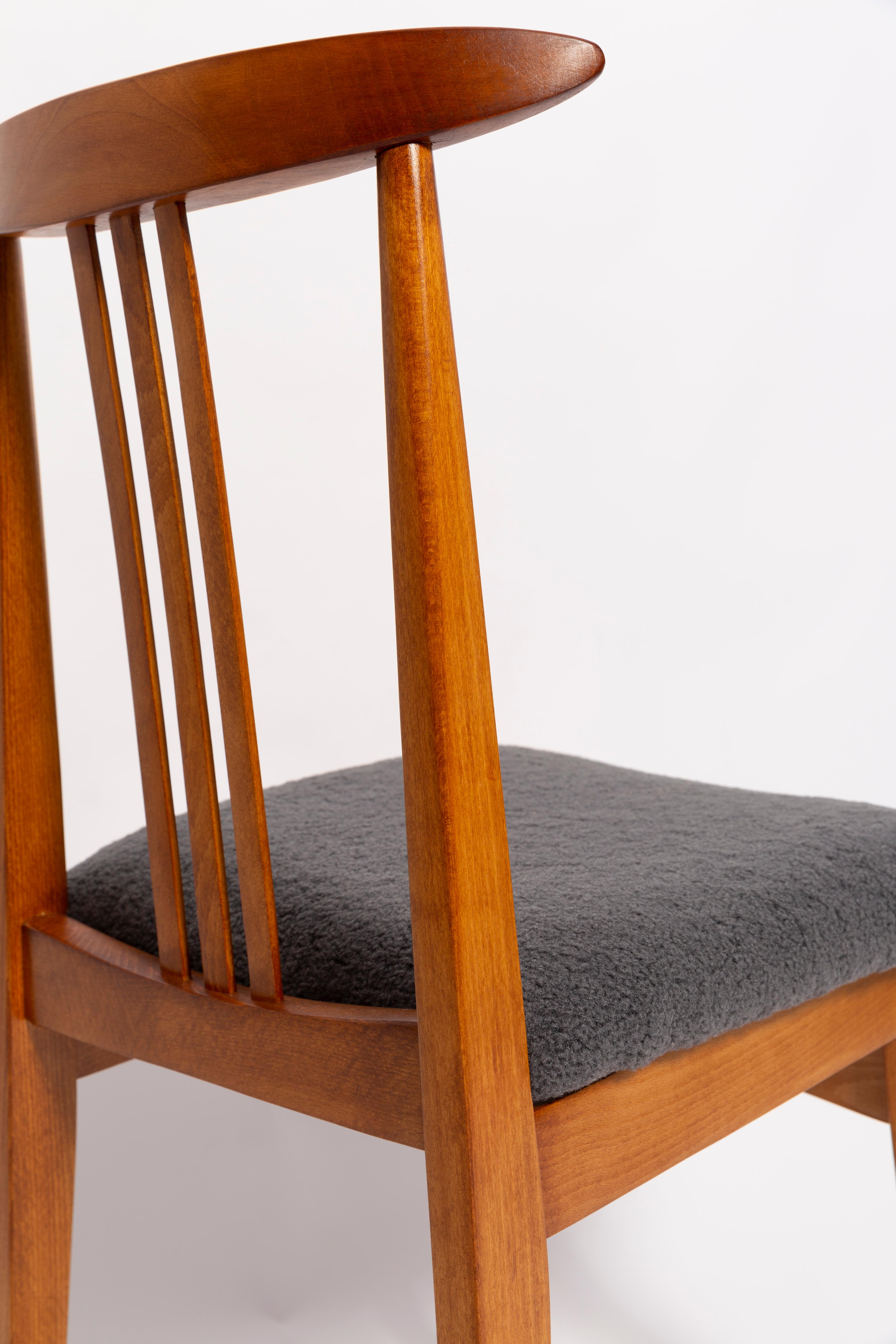 Mid-Century Graphite Gray Boucle Chair, Medium Wood, M. Zielinski, Europe, 1960 In Excellent Condition For Sale In 05-080 Hornowek, PL