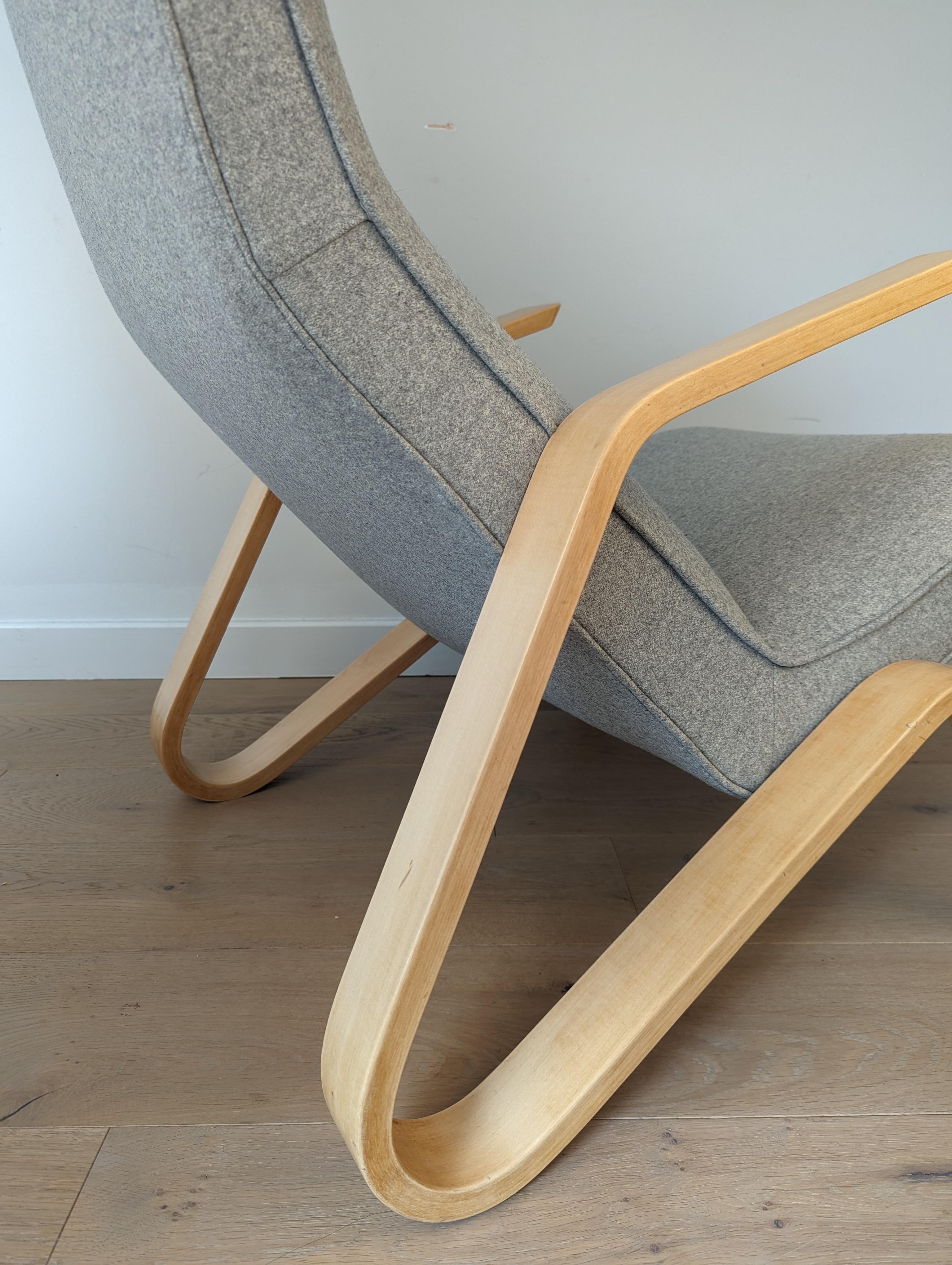 La chaise Grasshopper (ou modèle 61) a été conçue par Eero Saarinen pour Knoll en 1946. Il s'agit en fait de la première chaise conçue pour la société Knoll, et elle est aujourd'hui une icône du design, puisqu'elle figure dans les expositions des