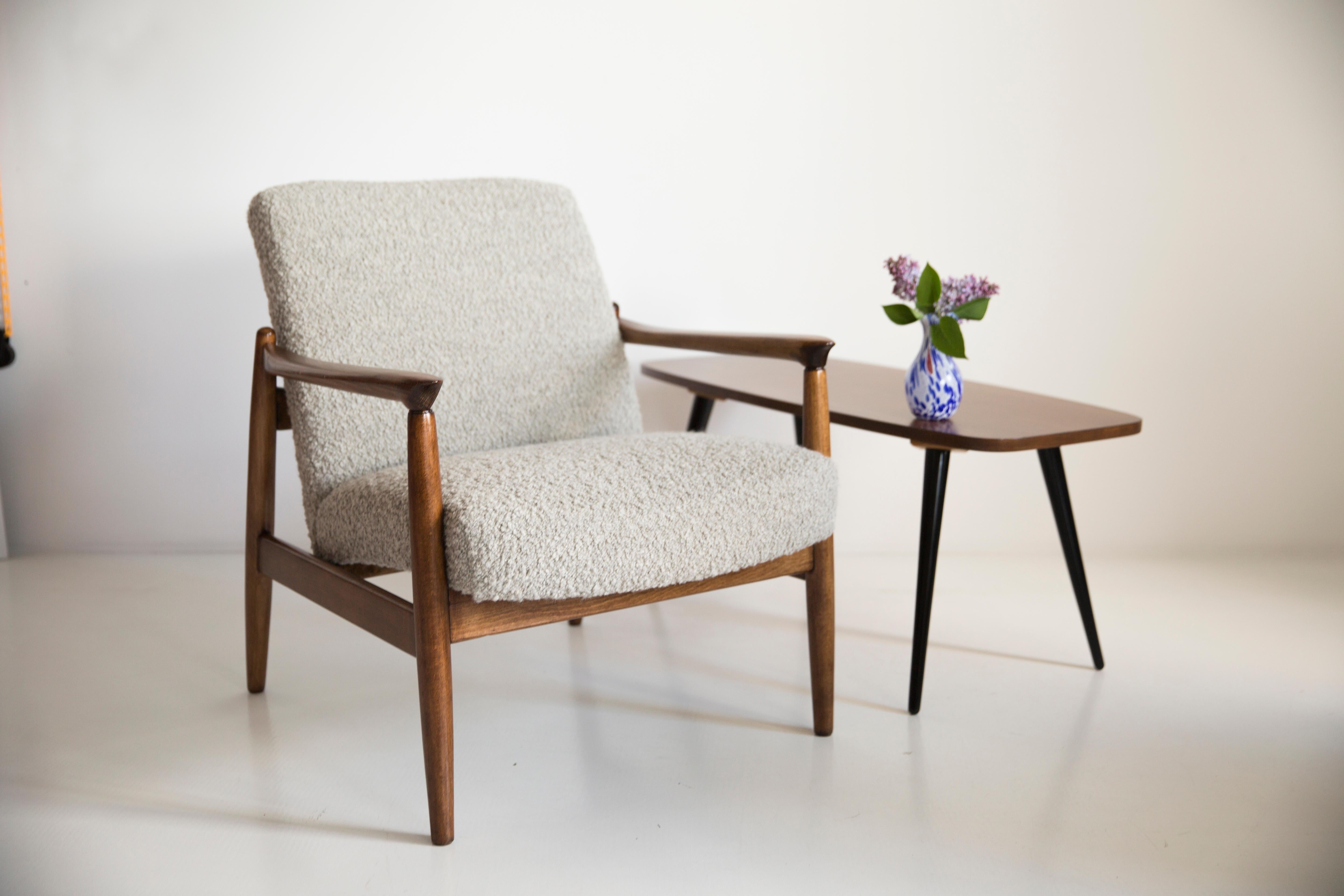 Sillón único de lana de alpaca, diseñado por Edmund Homa. El sillón se fabricó en los años sesenta en la Fábrica de Muebles Gosciecinska con madera maciza de haya. El sillón tipo GFM se considera uno de los mejores diseños de sillones polacos de la