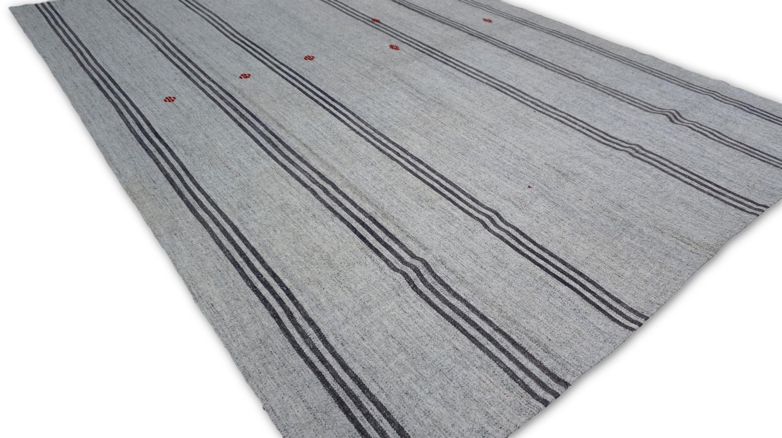 Grauer und elfenbeinfarbener Mazandaran-Kilim aus der Jahrhundertmitte 7'4''x10'4'' (Moderne der Mitte des Jahrhunderts) im Angebot