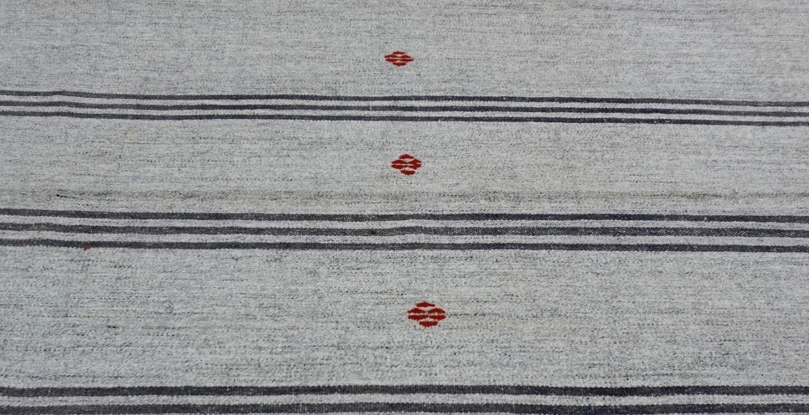 Grauer und elfenbeinfarbener Mazandaran-Kilim aus der Jahrhundertmitte 7'4''x10'4'' (Türkisch) im Angebot