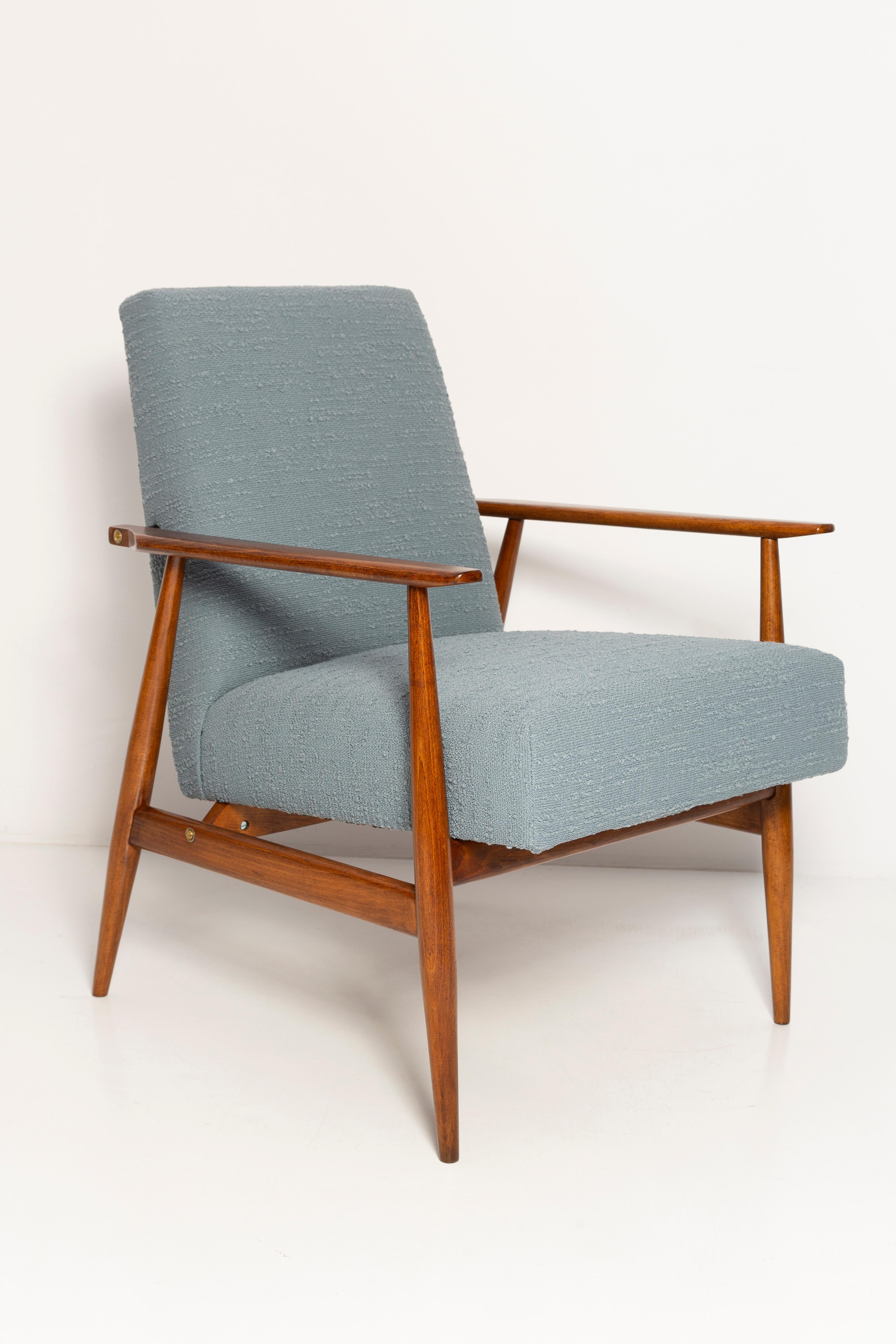 Magnifique fauteuil restauré, conçu par Henryk Lis. Meubles après rénovation complète de la menuiserie et de la tapisserie d'ameublement. Le tissu, qui recouvre le dossier et l'assise, est un tissu mélangé italien de haute qualité de couleur grise.