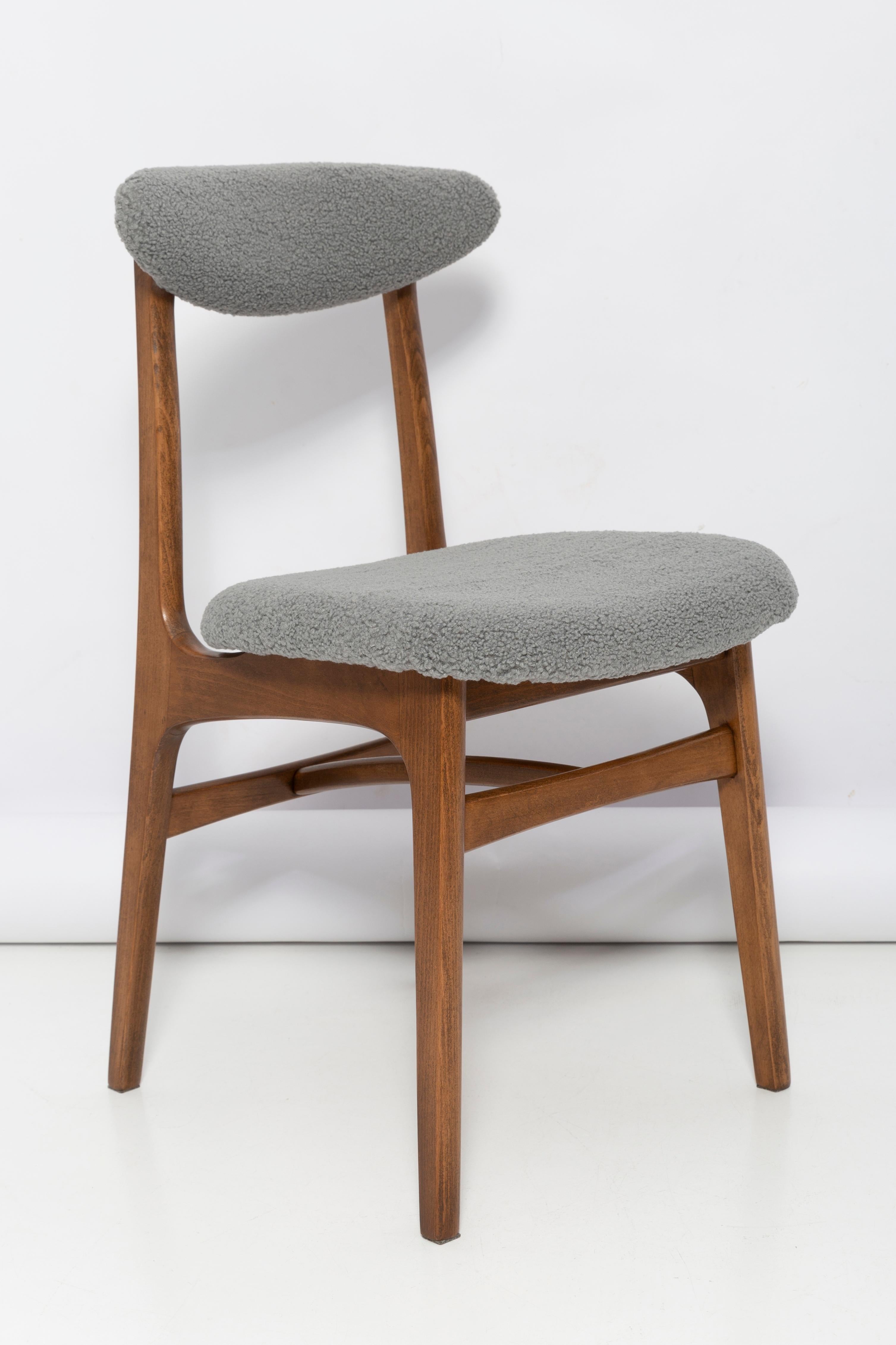 Leichte Form, schöner Vintage-Stuhl, entworfen von Prof. Rajmund Halas. Es wurde aus Buchenholz gefertigt. Entworfen und hergestellt in Polen. Der Stuhl wurde komplett neu gepolstert, die Holzarbeiten wurden aufgefrischt. Die Sitze und Rückenlehnen