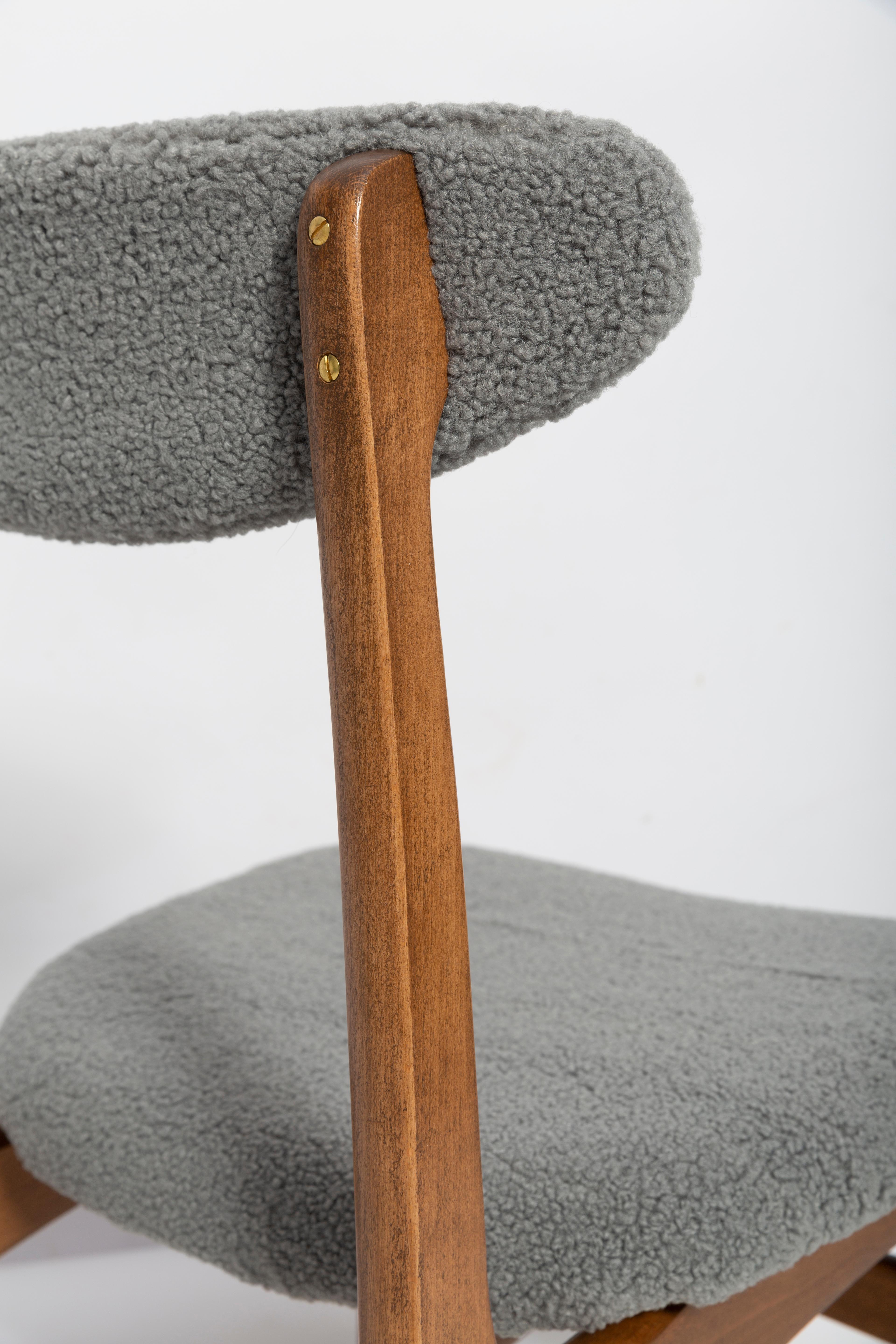 Grauer Boucle-Stuhl aus der Mitte des Jahrhunderts, entworfen von Rajmund Halas, Polen, 1960er Jahre (20. Jahrhundert) im Angebot