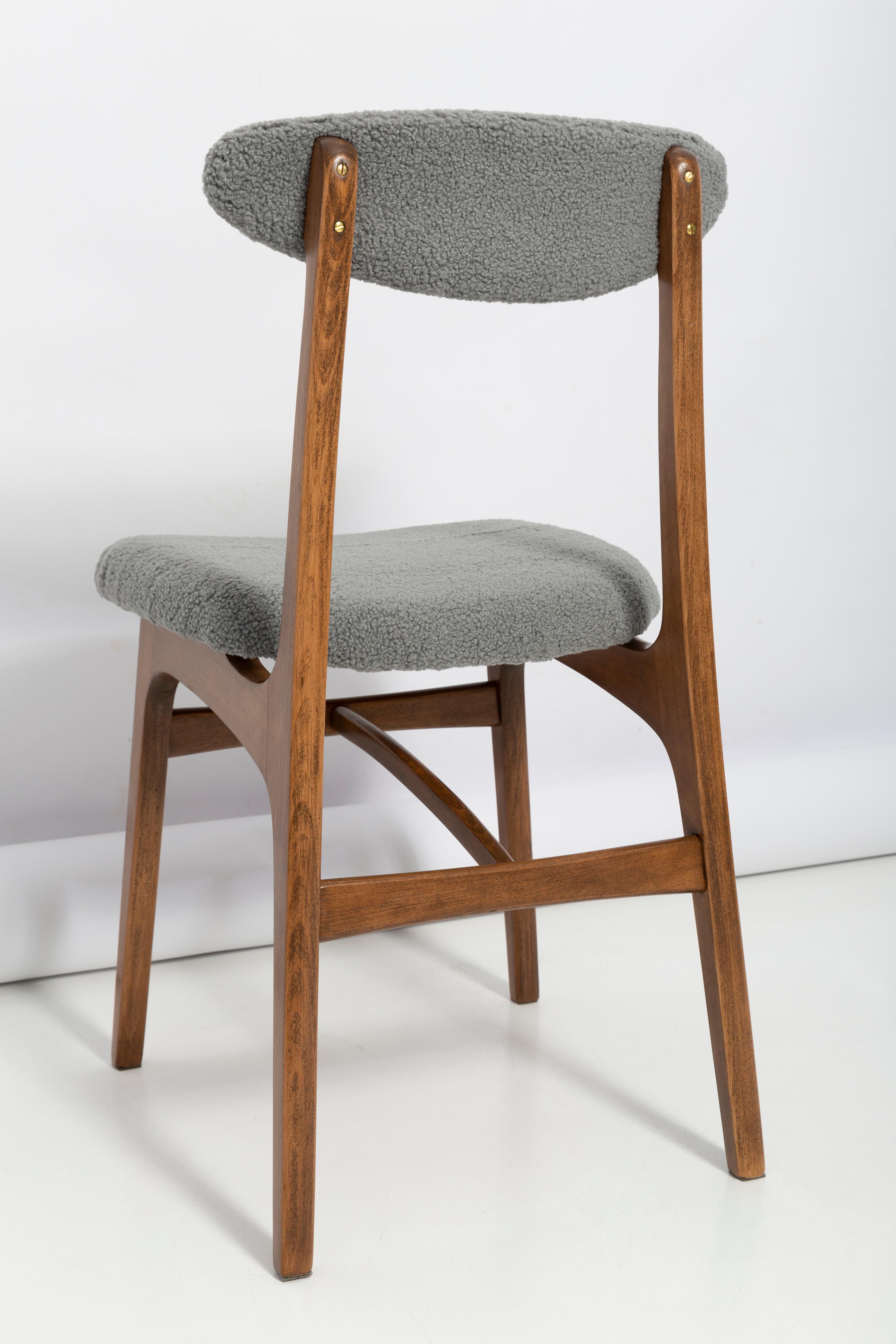 Grauer Boucle-Stuhl aus der Mitte des Jahrhunderts, entworfen von Rajmund Halas, Polen, 1960er Jahre (Textil) im Angebot