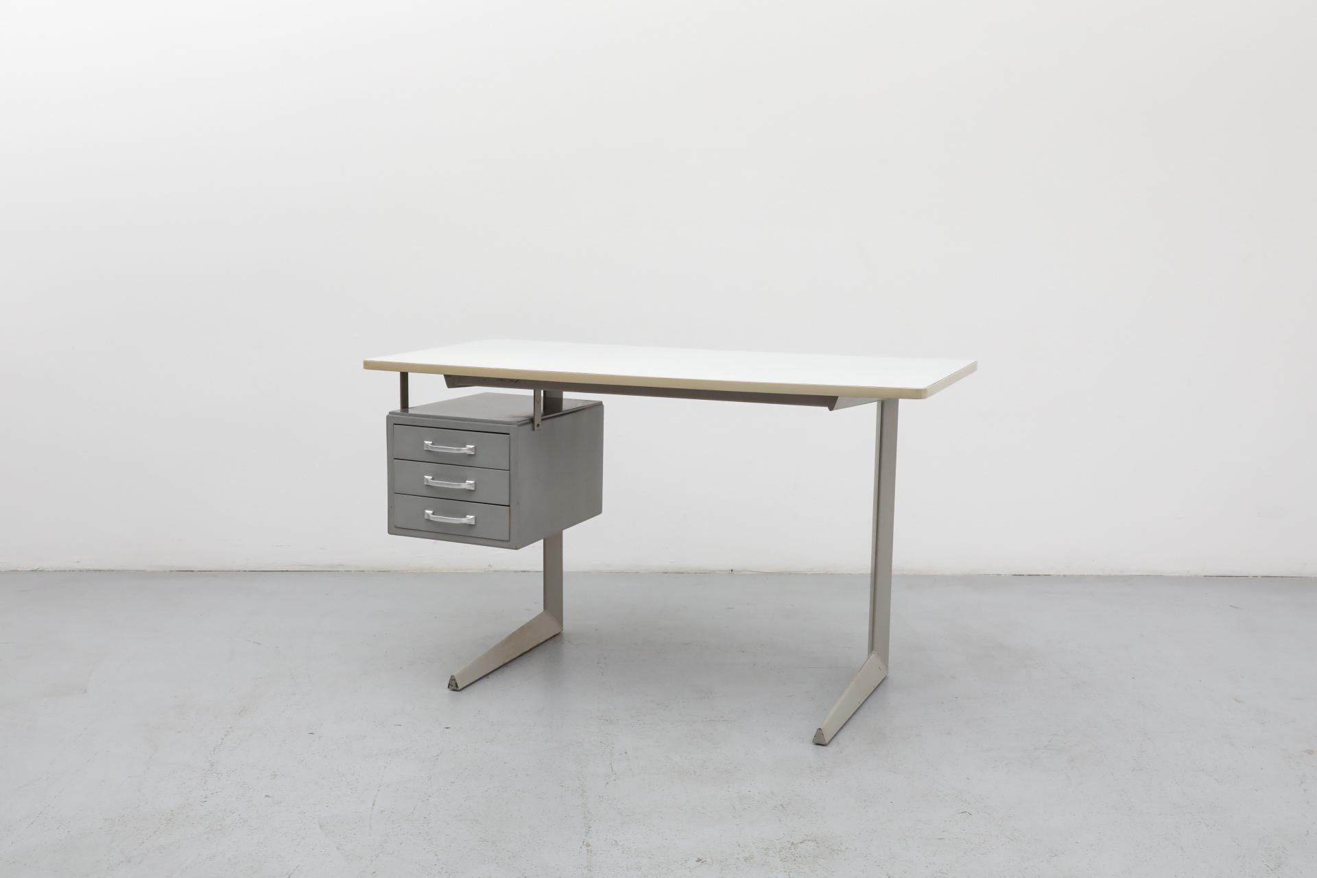 Mid-Century moderno Scrivania grigia di metà secolo Friso Kramer 