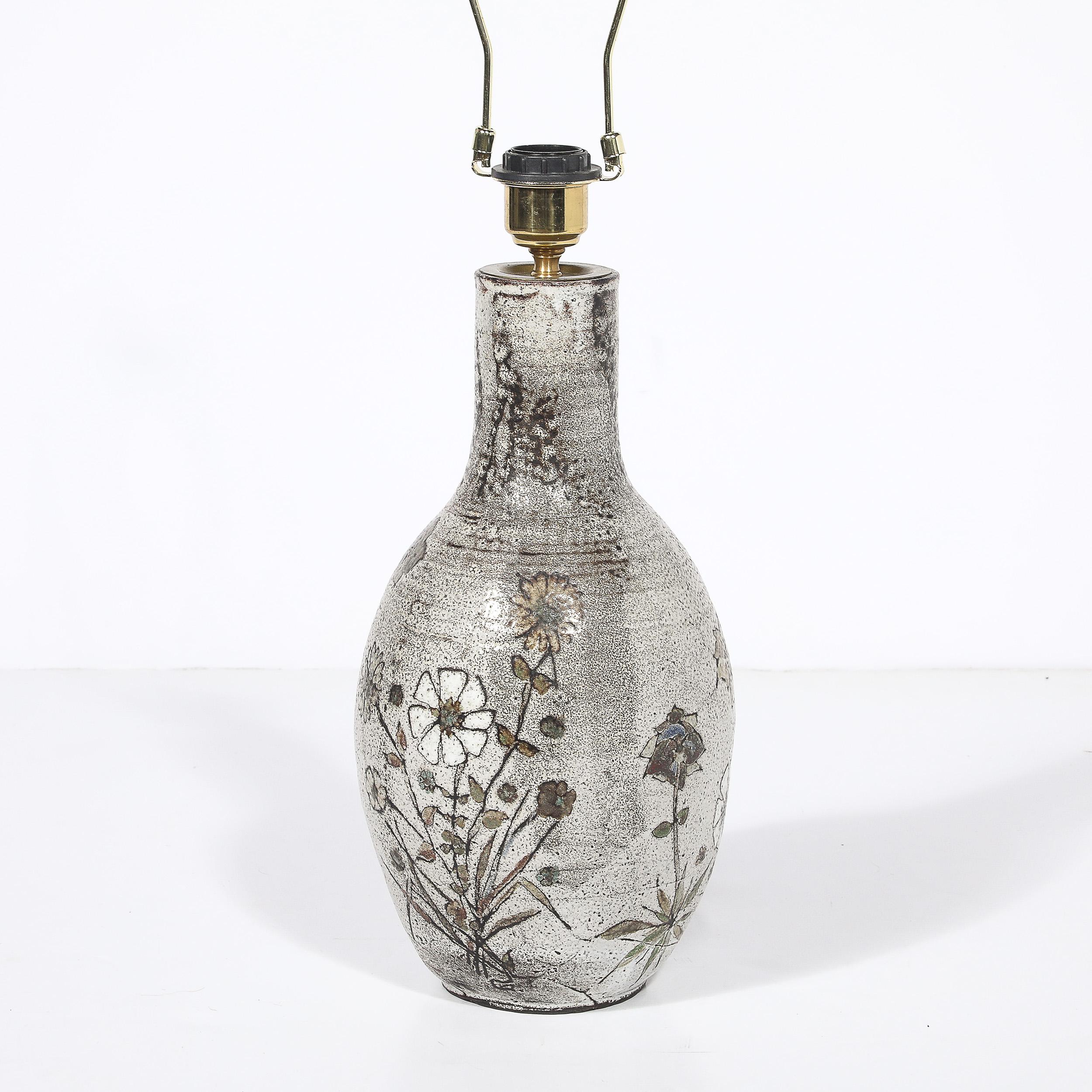 Milieu du XXe siècle Lampe de table du milieu du siècle en céramique émaillée grise à motifs floraux par Paul Quéré en vente