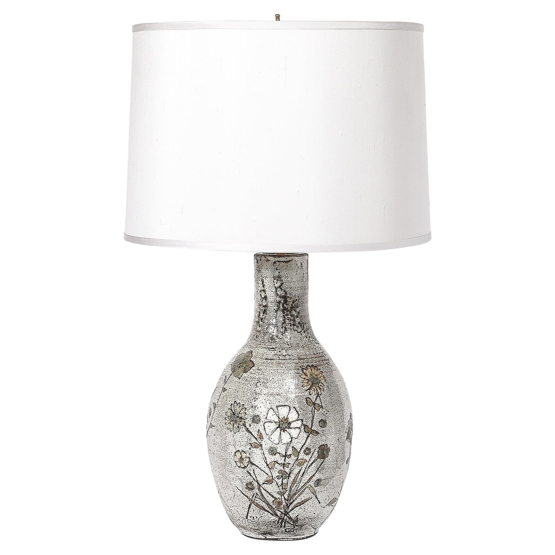 Lampe de table du milieu du siècle en céramique émaillée grise à motifs floraux par Paul Quéré en vente