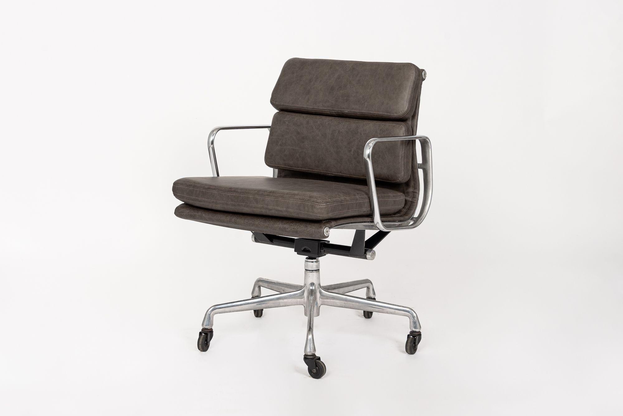 2000s Eames Herman Miller Gray Leather Office Chairs Aluminum Group For Sale 8