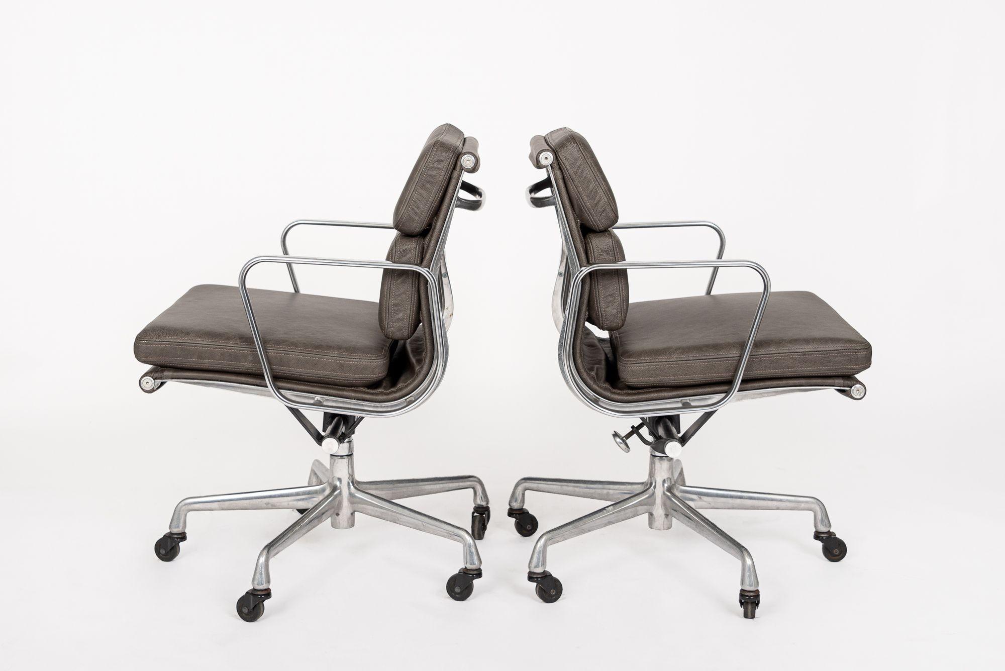 2000s Eames Herman Miller Gray Leather Office Chairs Aluminum Group In Good Condition For Sale In Detroit, MI