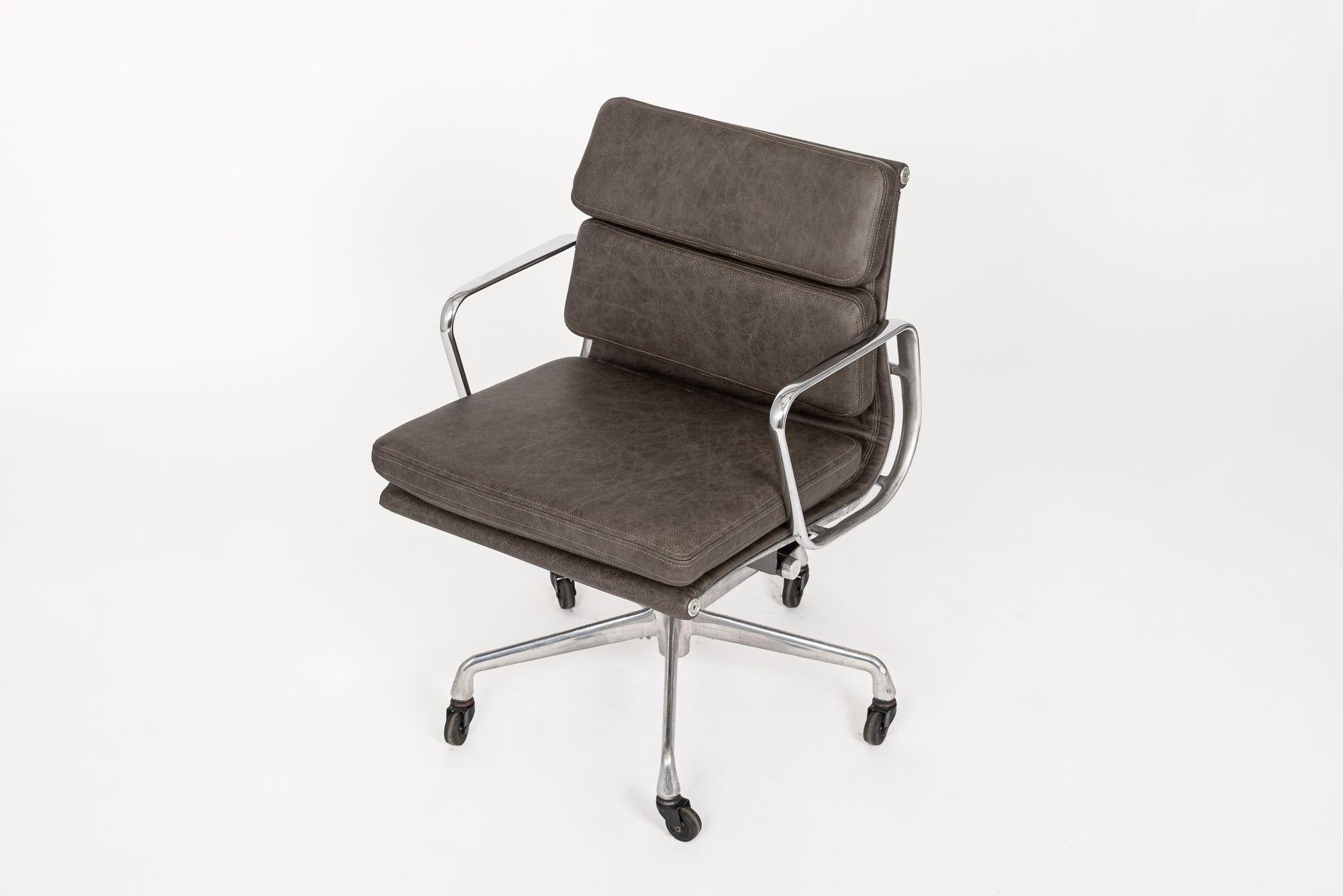 2000s Eames Herman Miller Gray Leather Office Chairs Aluminum Group For Sale 2