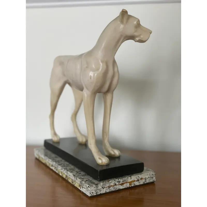Mid Century Deutsche Dogge Harz Skulptur (Moderne der Mitte des Jahrhunderts) im Angebot