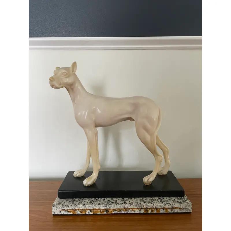 Mid Century Deutsche Dogge Harz Skulptur (Unbekannt) im Angebot