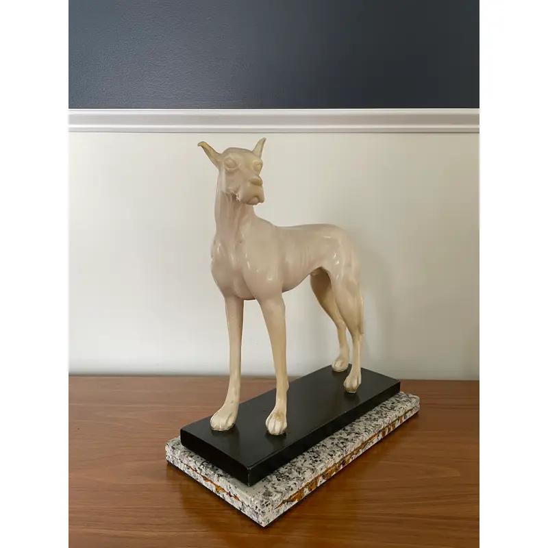Mid Century Deutsche Dogge Harz Skulptur (20. Jahrhundert) im Angebot