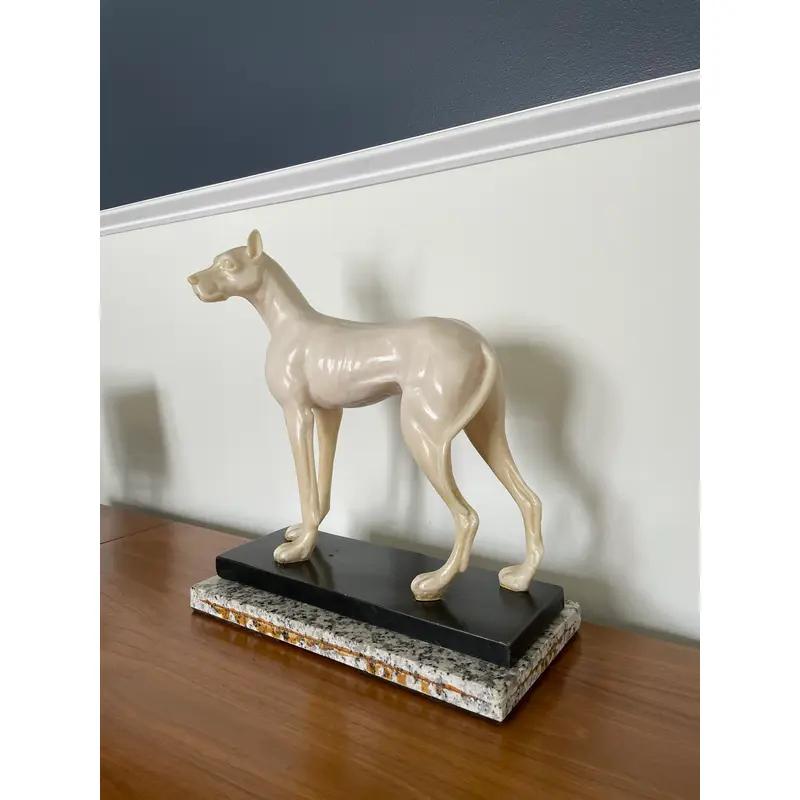 Mid Century Deutsche Dogge Harz Skulptur (Epoxidharz) im Angebot