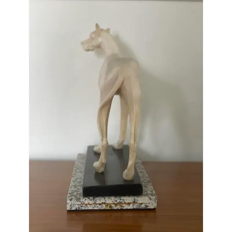 Mid Century Deutsche Dogge Harz Skulptur im Angebot 1
