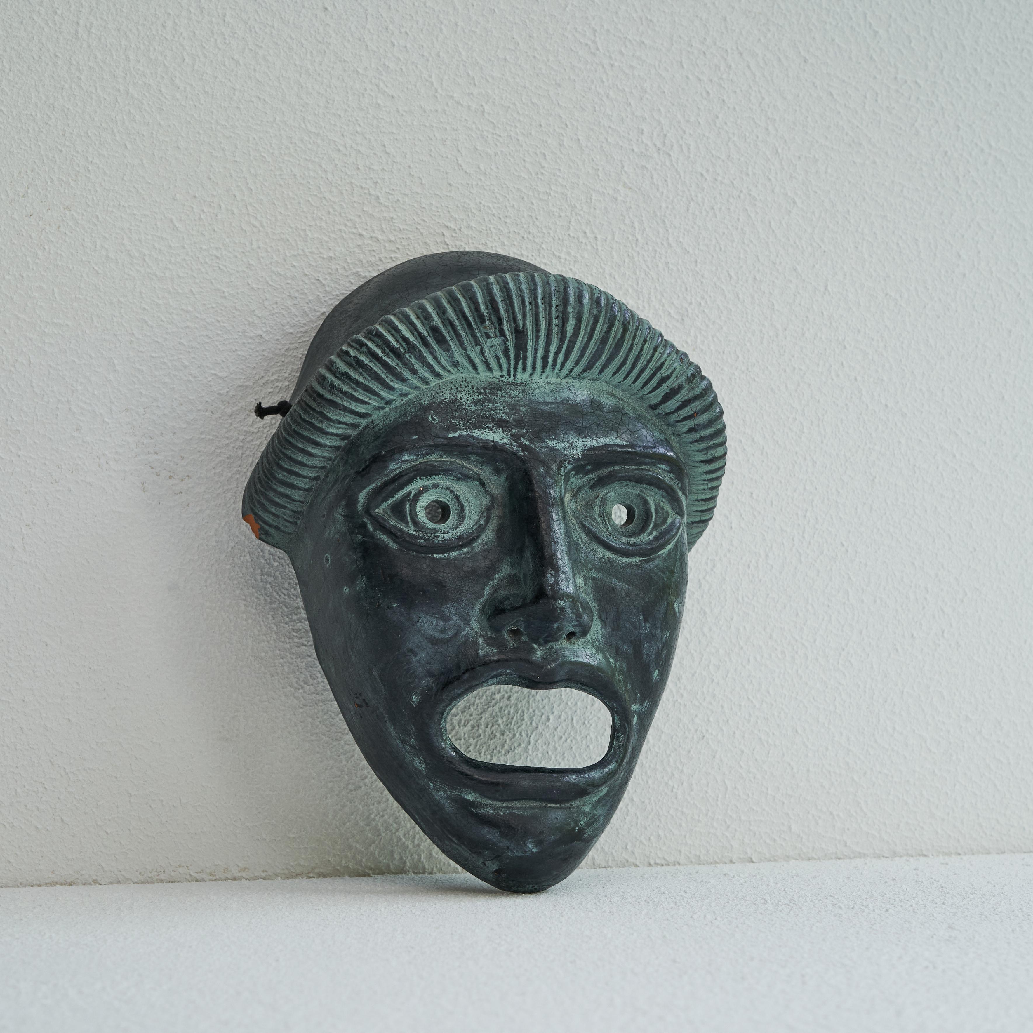 Griechische dekorative Maske aus der Mitte des Jahrhunderts (Steingut) im Angebot
