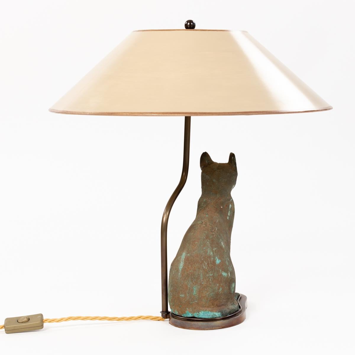 Art déco Lampe de table Greene & Greene Cat God en fonte patinée 1940s en vente