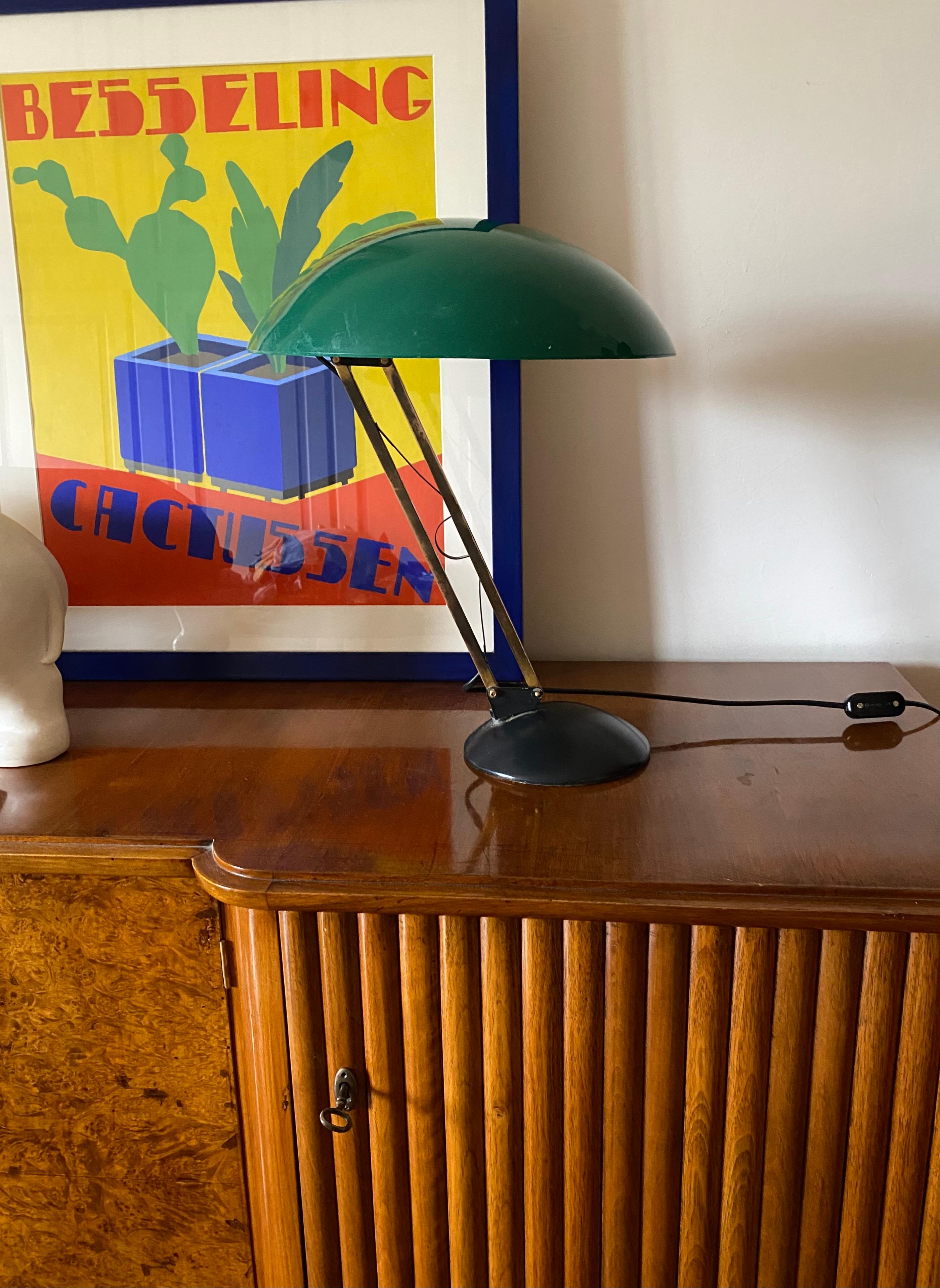 Mid-Century Modern Lampe de table verte et laiton du milieu du siècle, Italie années 1960 en vente