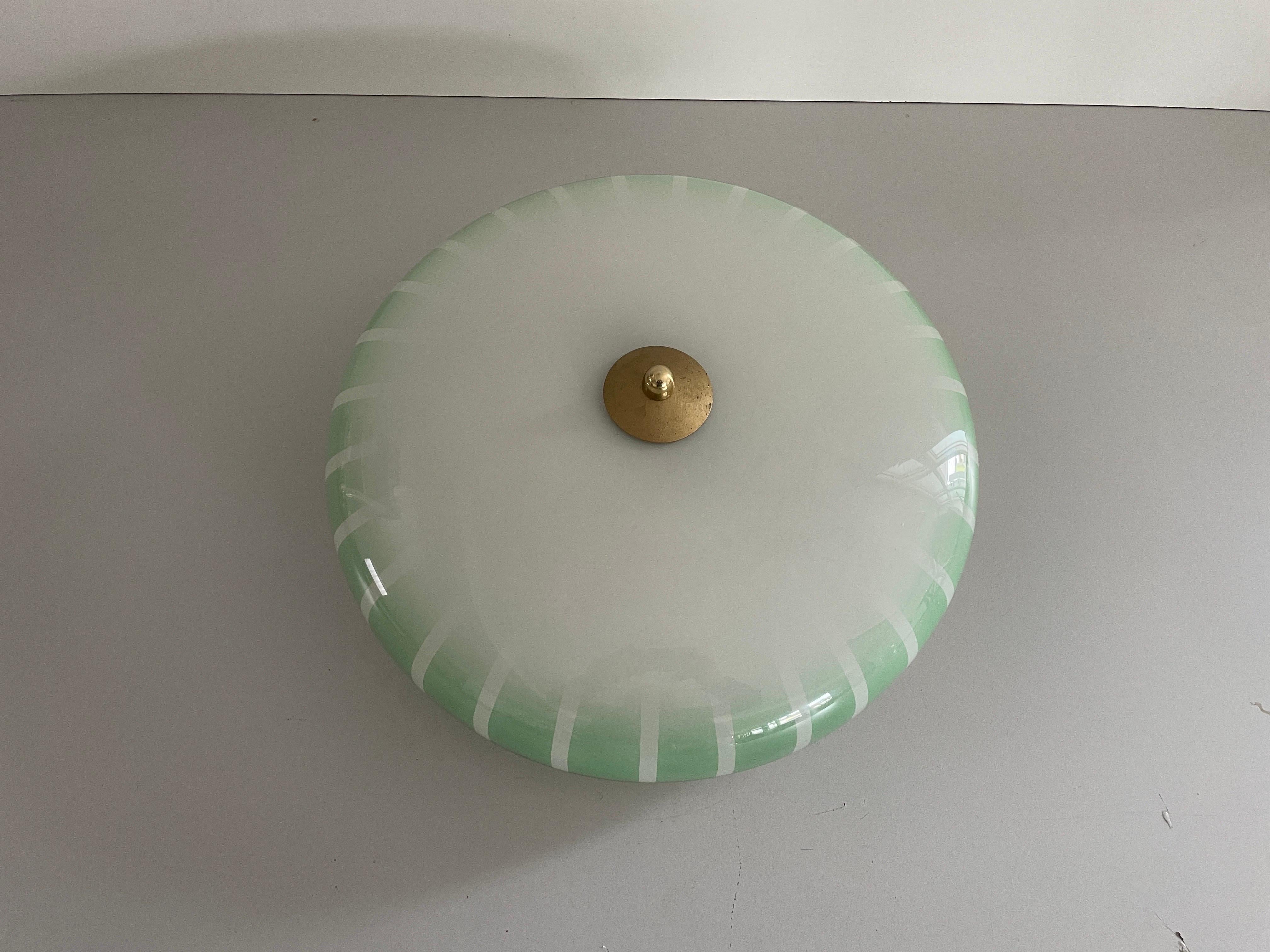 Plafón de cristal verde y blanco de mediados de siglo, años 50, Alemania Latón en venta