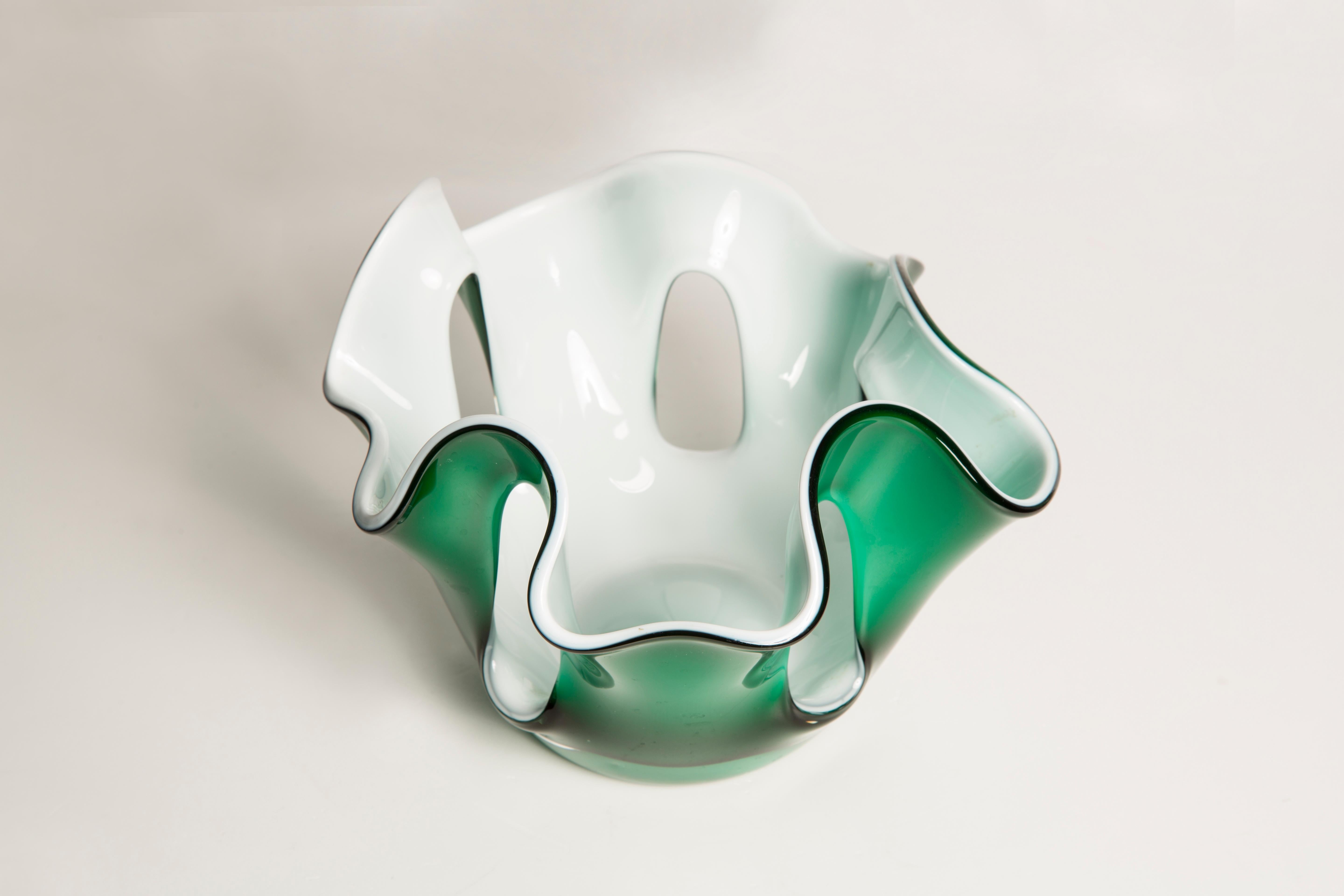 Grüne und weiße Vase aus der Jahrhundertmitte Artistic Bowl Kerzenleuchter, Europa, 1960er Jahre (Moderne der Mitte des Jahrhunderts) im Angebot