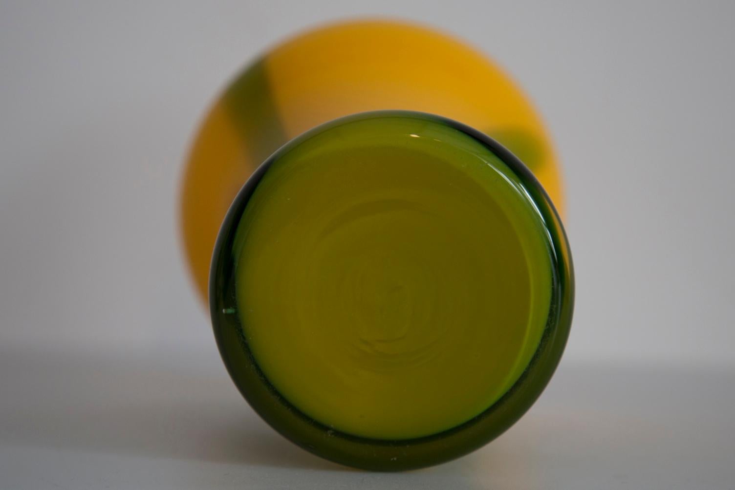 Vase artistique du milieu du siècle, vert et jaune, fait à la main, Europe, années 1960 en vente 3