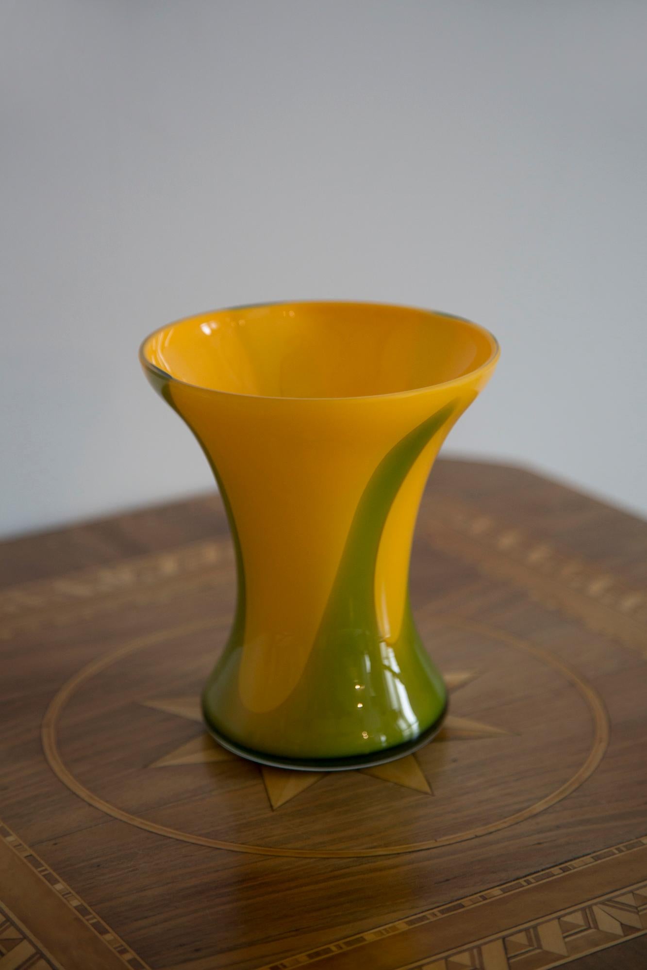 Vase vert et jaune de forme organique étonnante. Produit dans les années 1960, en Pologne. Article fabriqué à la main. 
Verre en parfait état. Le vase semble avoir été sorti de sa boîte.

Pas d'accrocs, de défauts, etc. La surface extérieure en