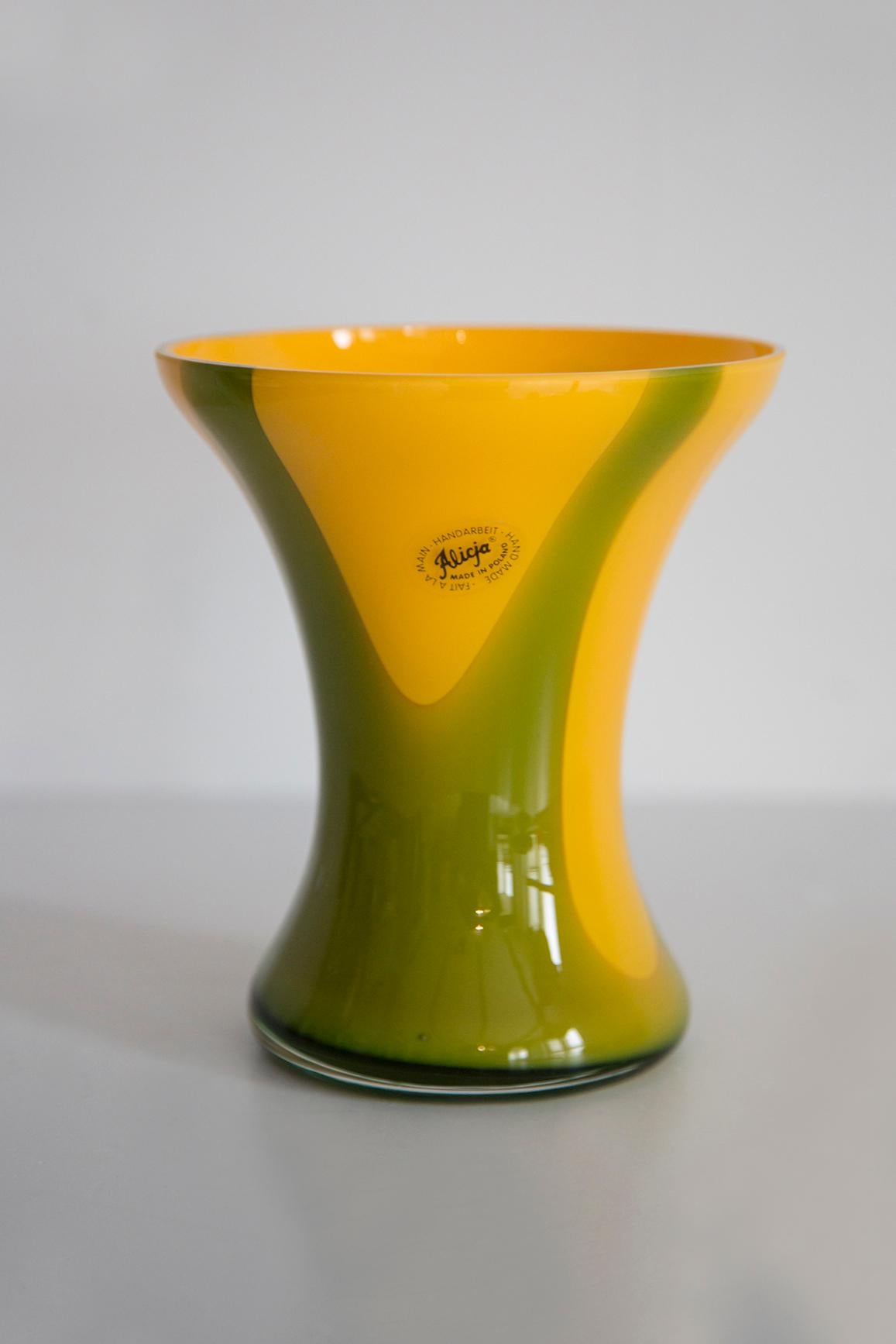 Mid-Century Modern Vase artistique du milieu du siècle, vert et jaune, fait à la main, Europe, années 1960 en vente