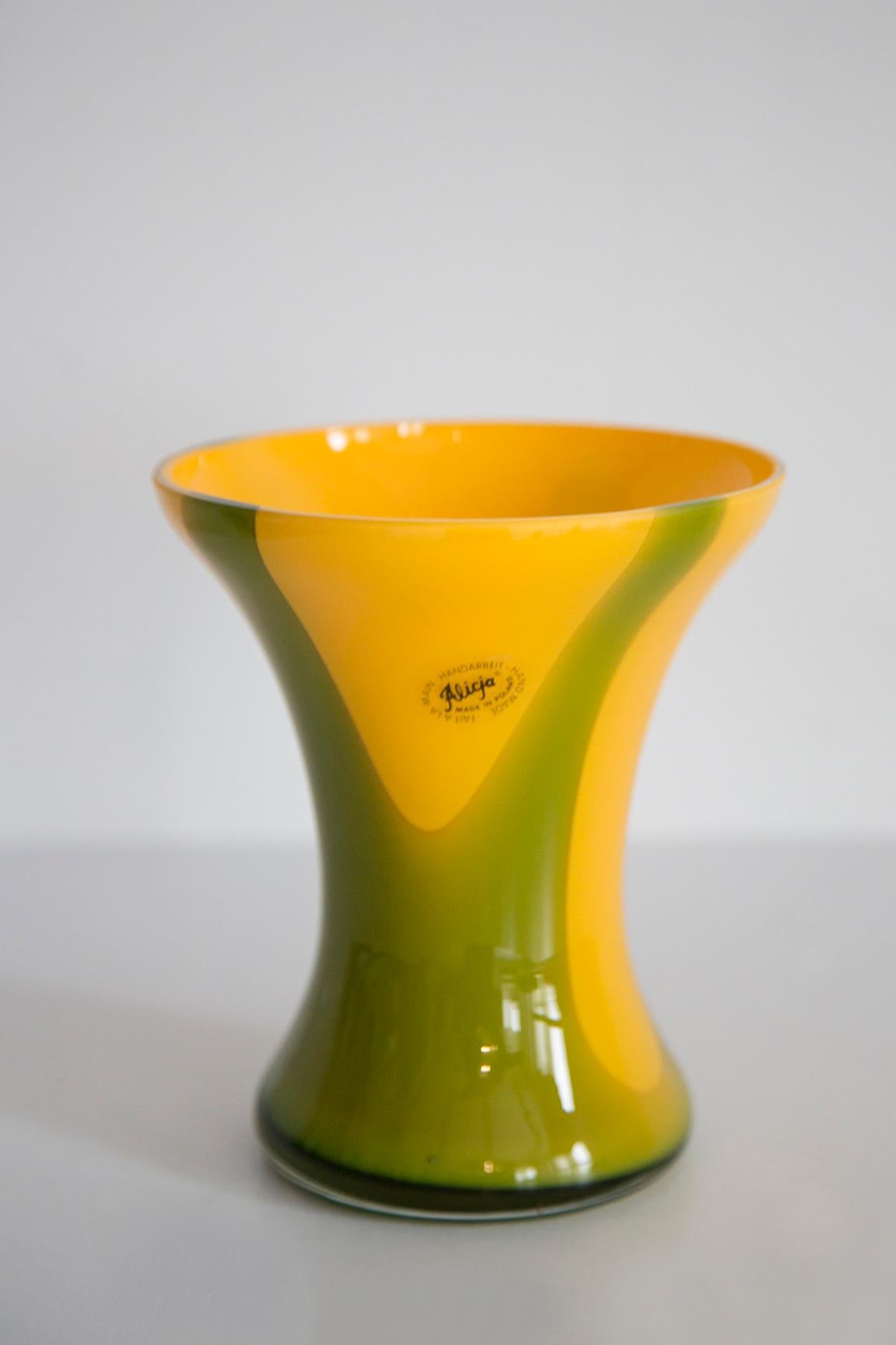 Polonais Vase artistique du milieu du siècle, vert et jaune, fait à la main, Europe, années 1960 en vente