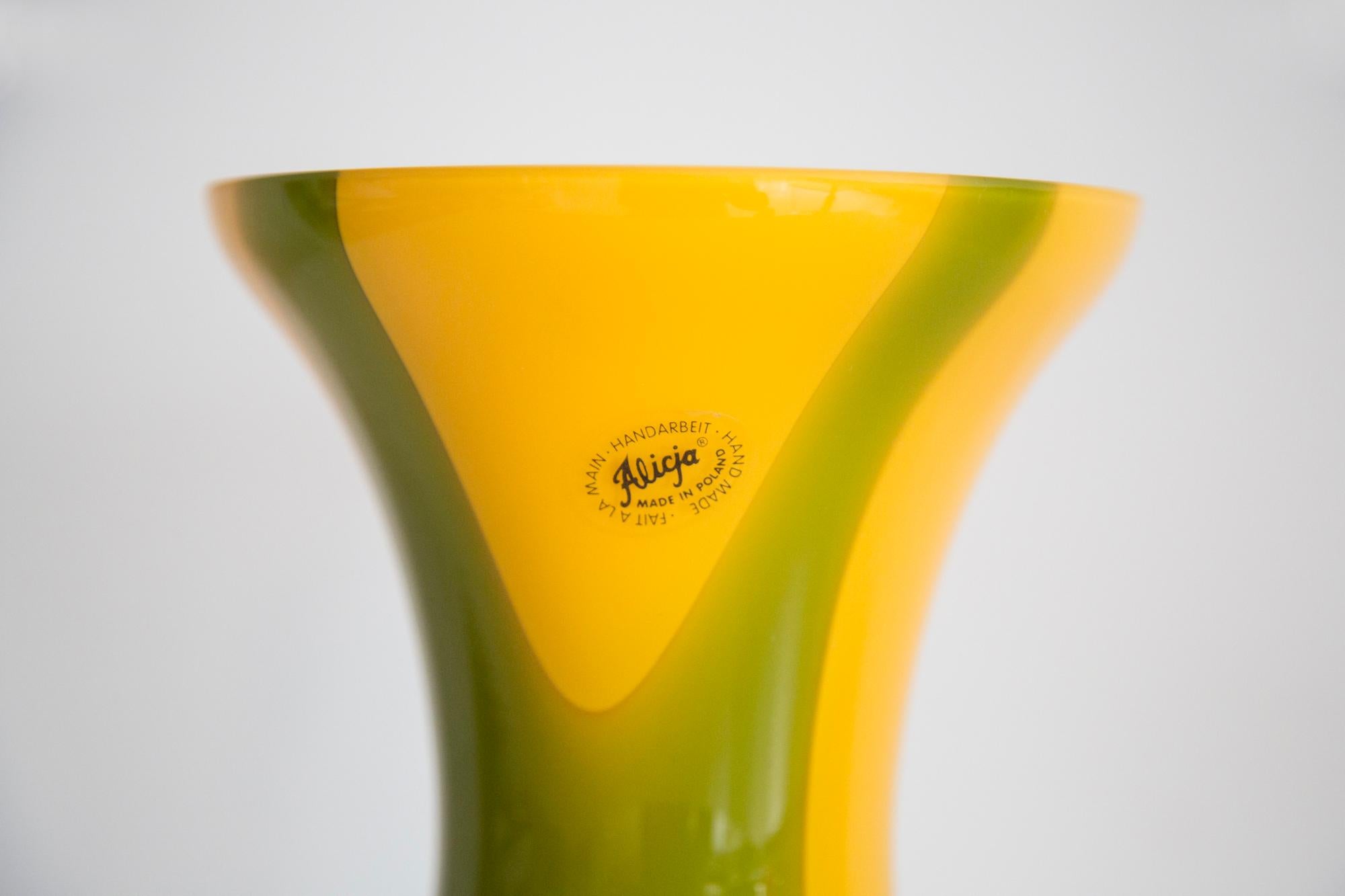 Vase artistique du milieu du siècle, vert et jaune, fait à la main, Europe, années 1960 Excellent état - En vente à 05-080 Hornowek, PL
