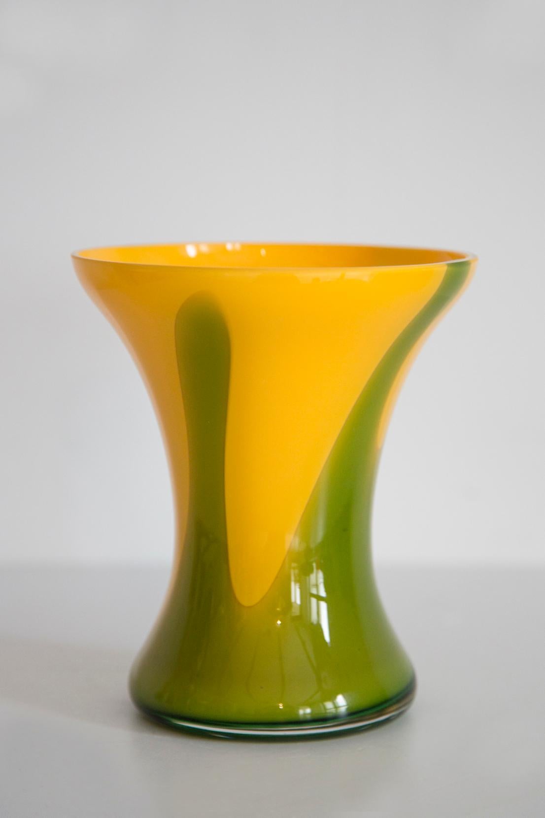 20ième siècle Vase artistique du milieu du siècle, vert et jaune, fait à la main, Europe, années 1960 en vente