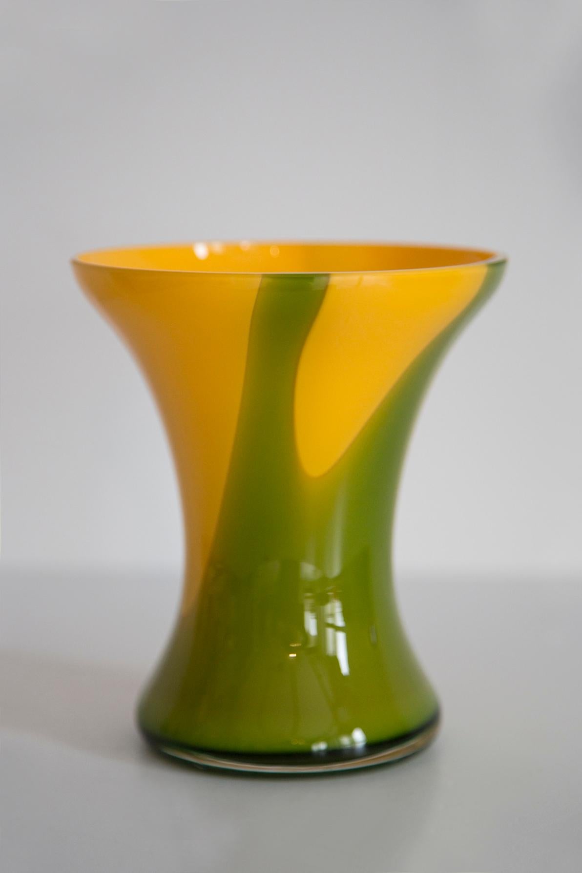 Verre Vase artistique du milieu du siècle, vert et jaune, fait à la main, Europe, années 1960 en vente