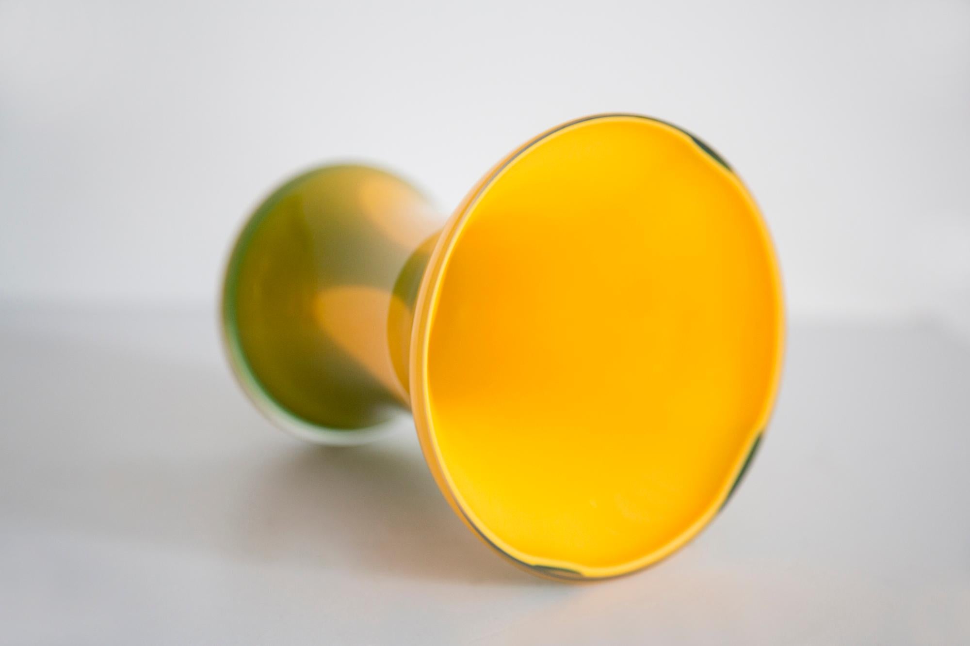 Vase artistique du milieu du siècle, vert et jaune, fait à la main, Europe, années 1960 en vente 1