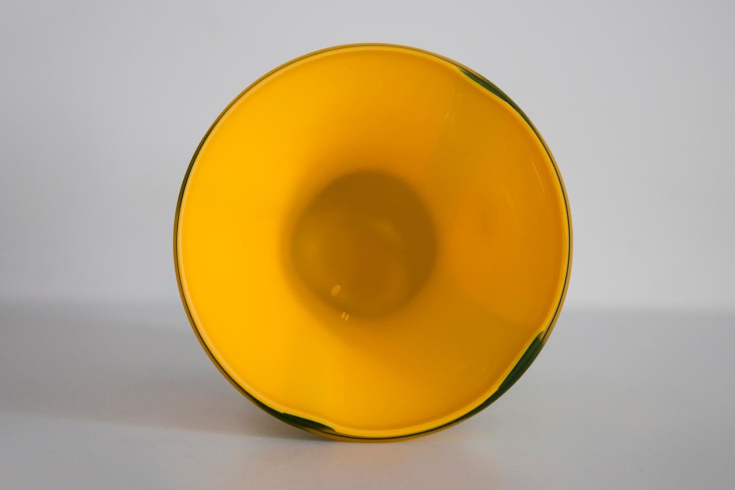 Vase artistique du milieu du siècle, vert et jaune, fait à la main, Europe, années 1960 en vente 2