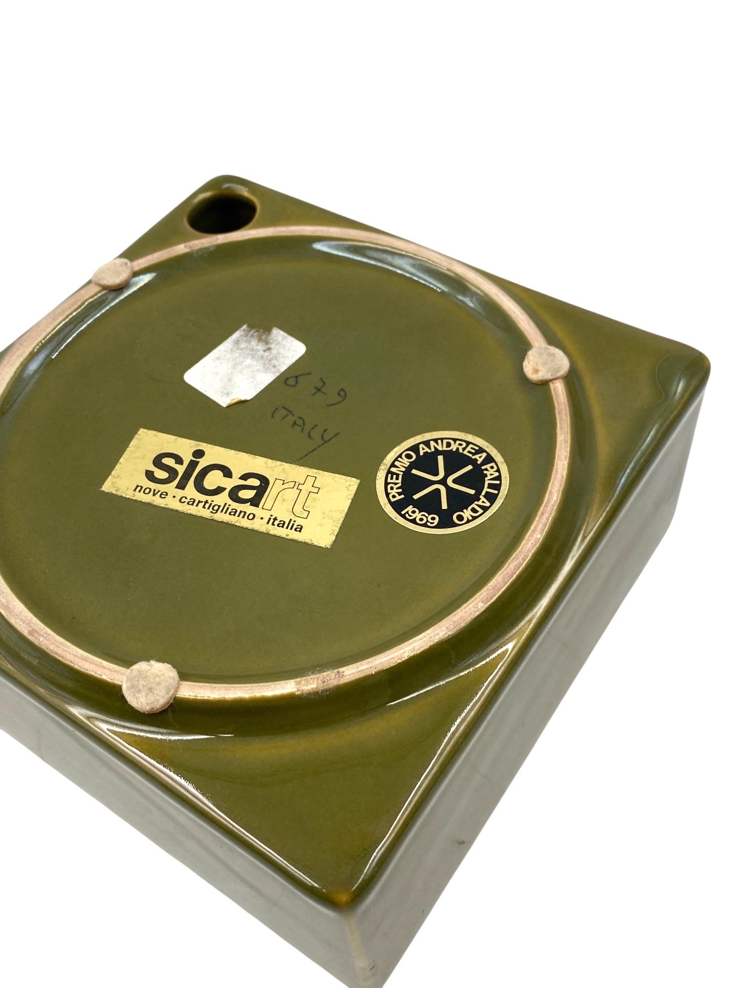 Mid-century green ceramic ashtray, Sicart Italy 1969 In condizioni ottime in vendita a Firenze, IT