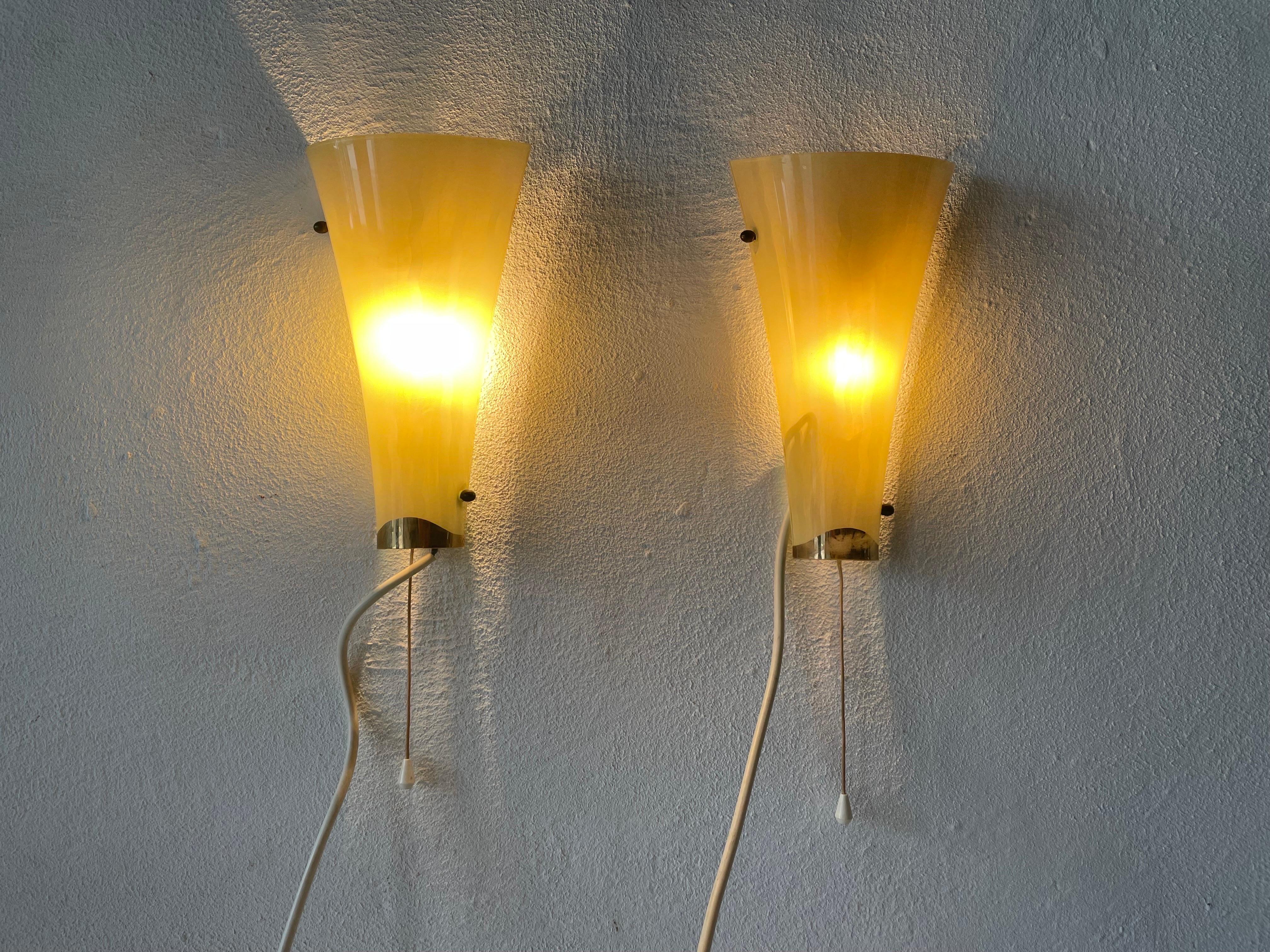 Mid-century Green Curved Glass Pair of Sconces, 1950s, Germany For Sale 4