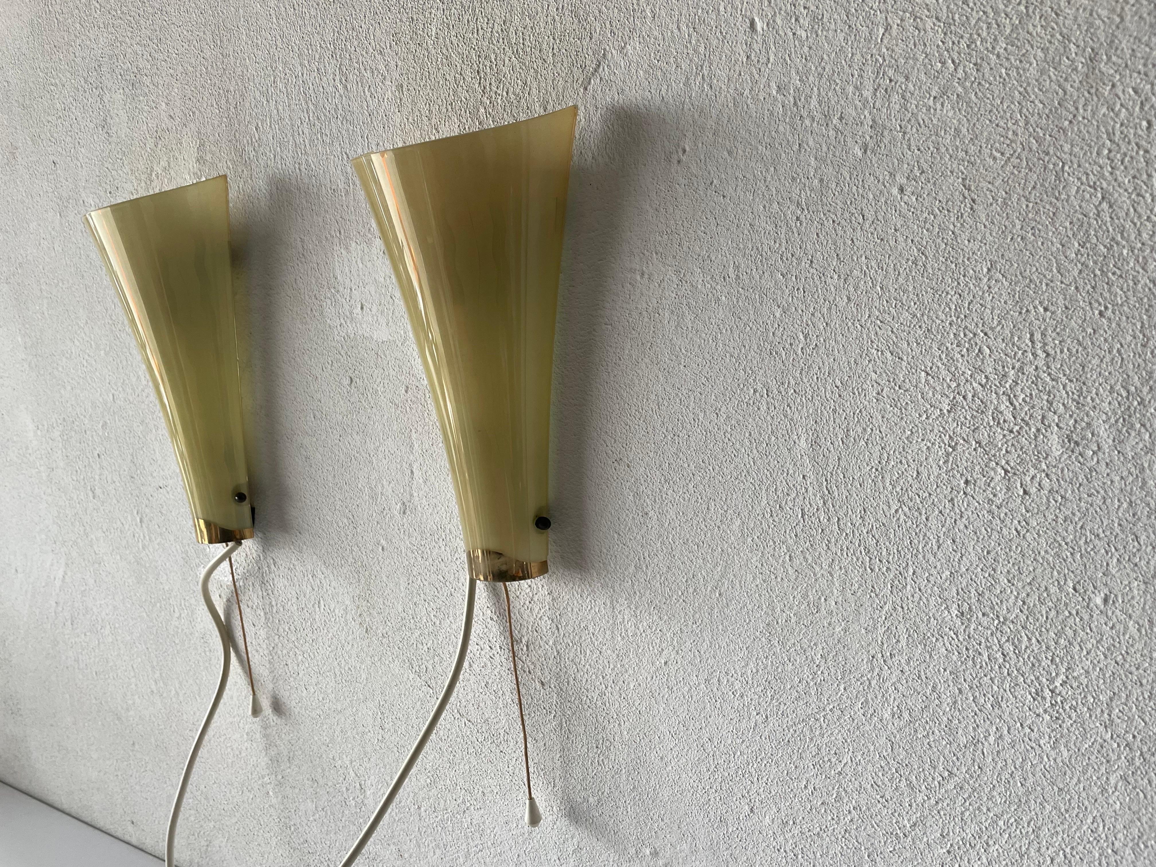 Mid-century Green Curved Glass Pair of Sconces, 1950s, Germany In Good Condition For Sale In Hagenbach, DE