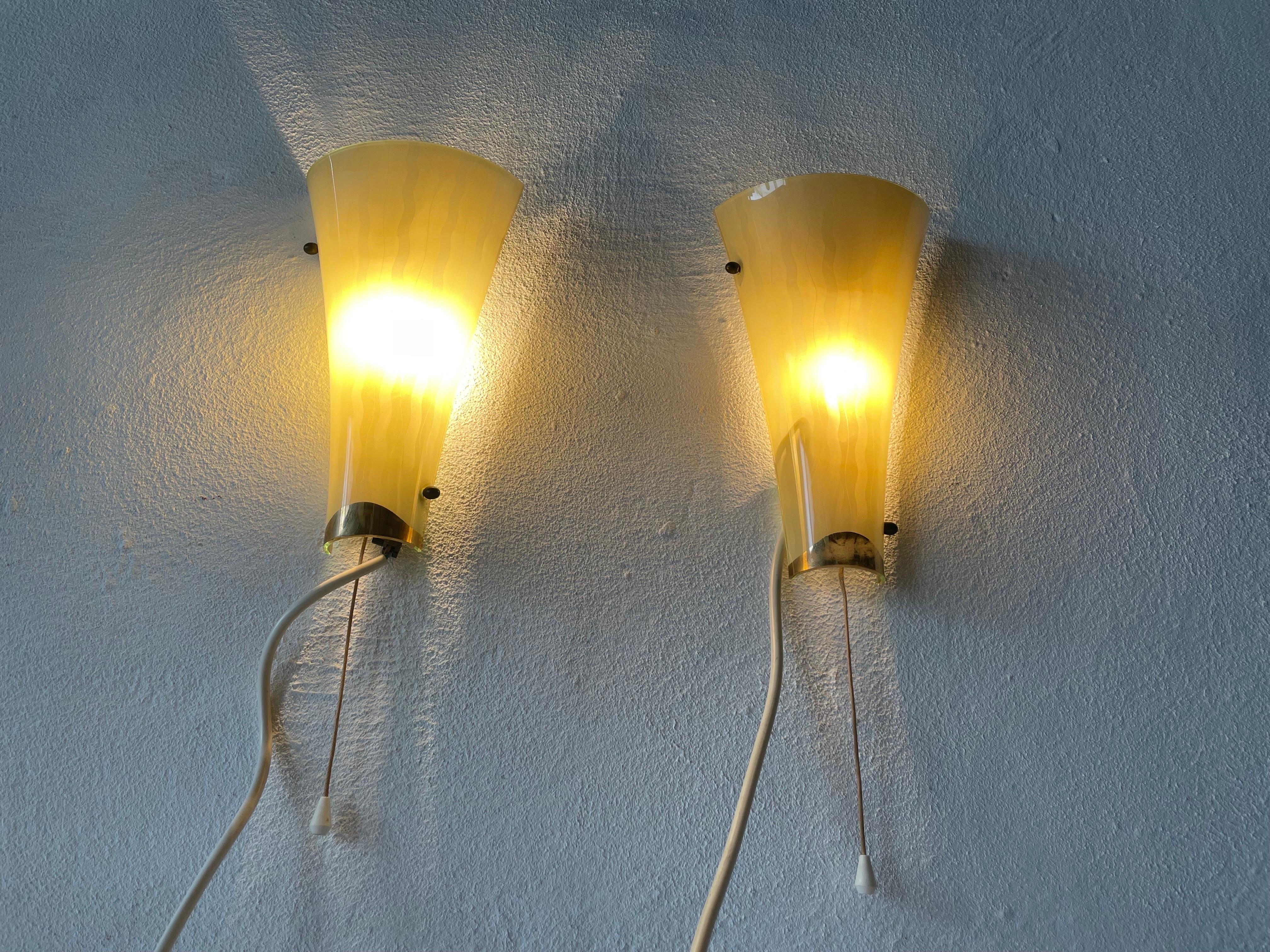 Mid-century Green Curved Glass Pair of Sconces, 1950s, Germany For Sale 2