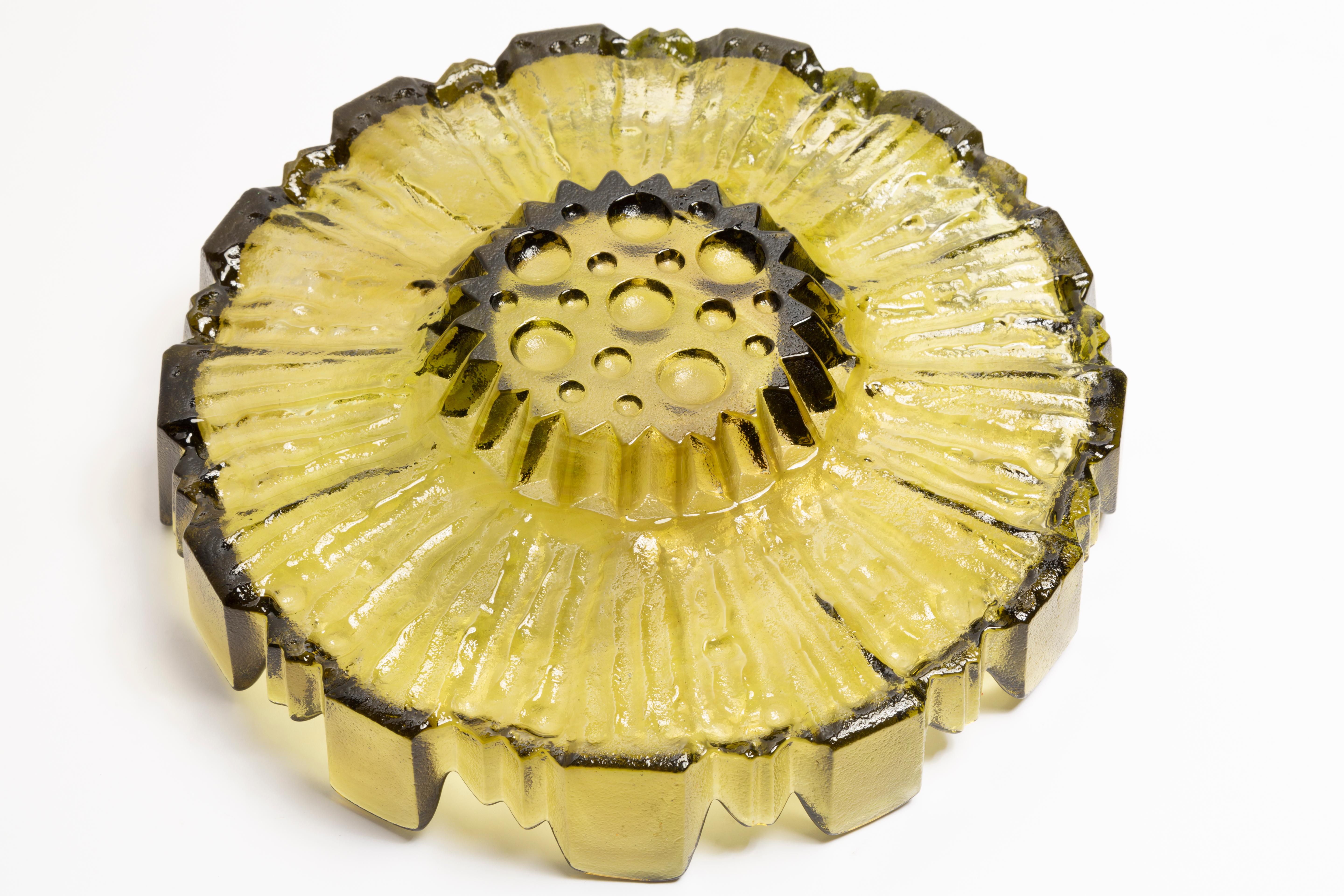 Mid Century Green Decorative Glass Flower Plate, Italy, 1960s For Sale 2