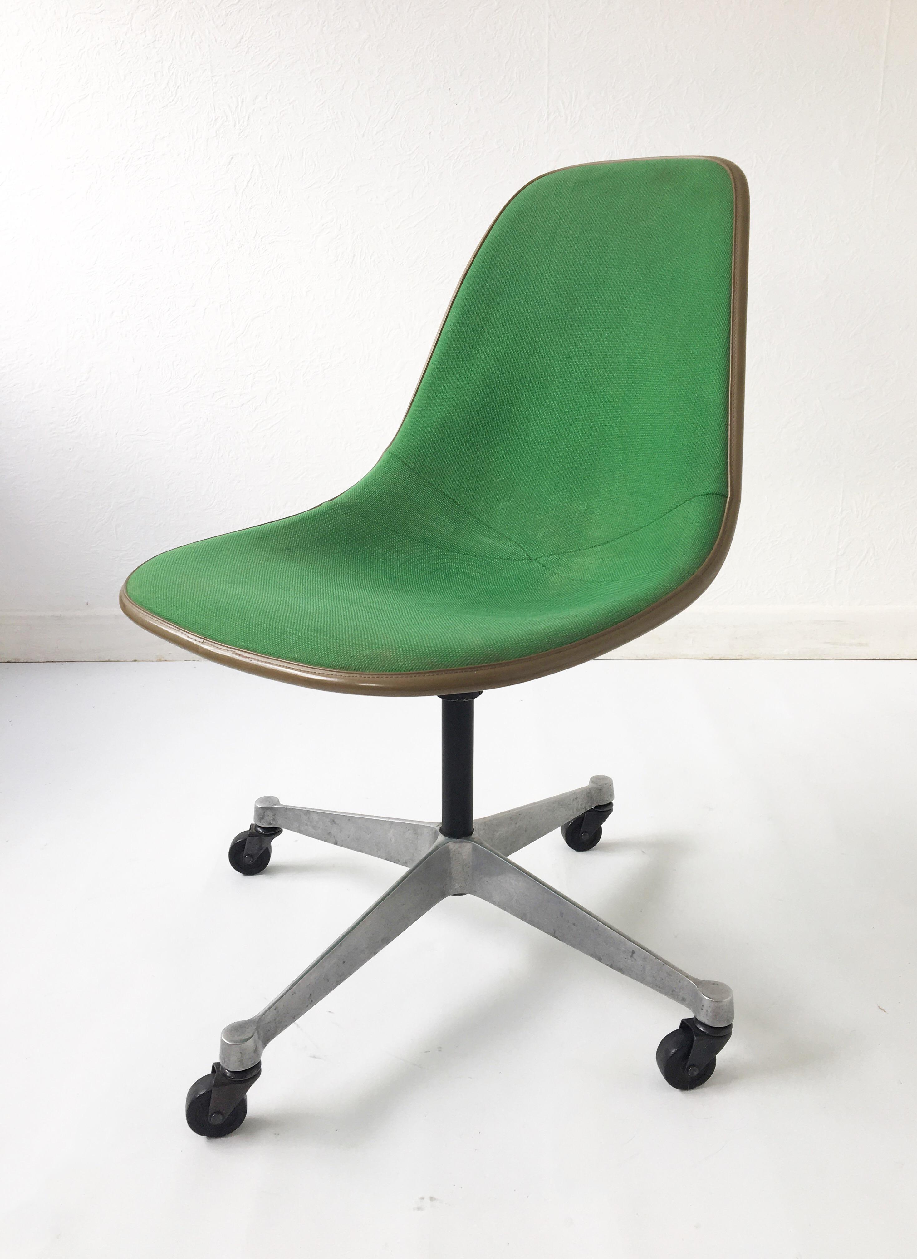 Green upholstered Eames PSC swivel chair produced by Herman Miller, circa 1960. Green upholstered fibreglass shell on a ‘contract’ swivel base with casters.