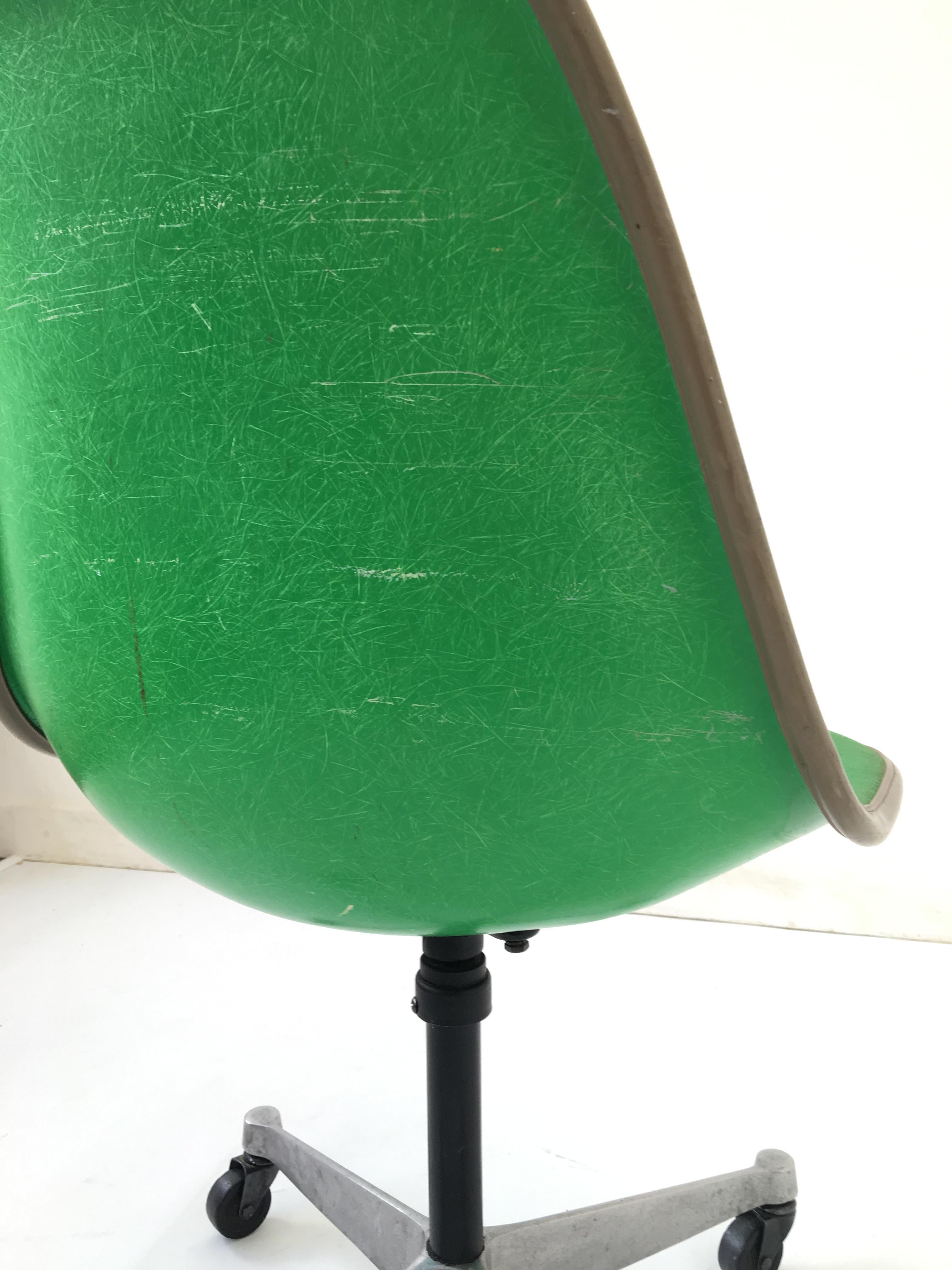 American Midcentury Green, Eames Fibreglass PSC Swivel Chair for Herman Miller circa 1960