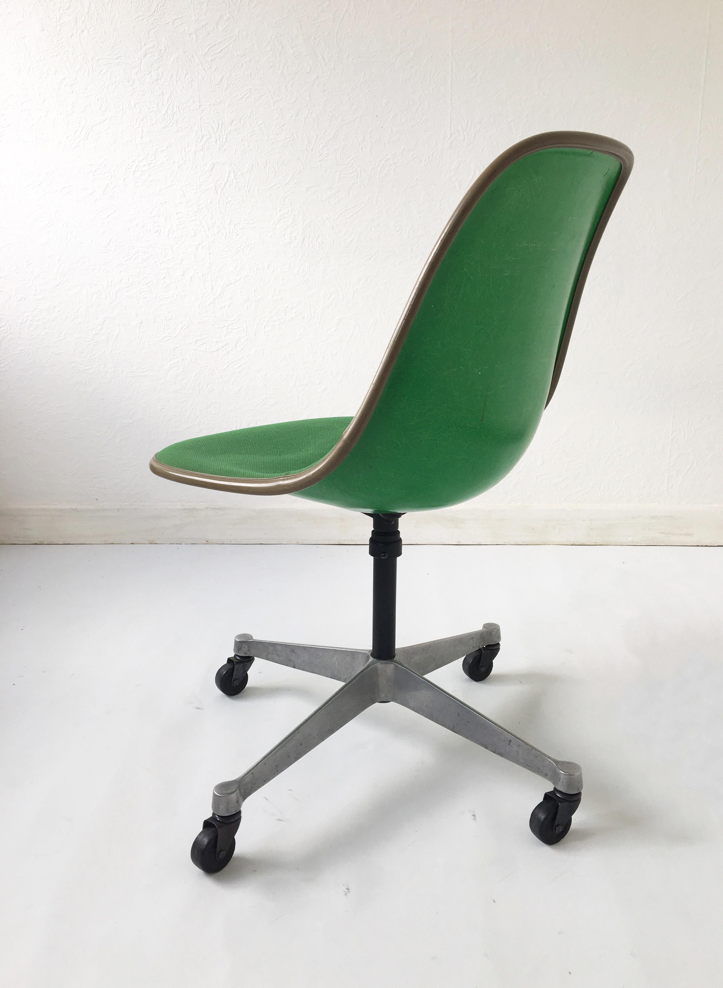 Midcentury Green, Eames Fibreglass PSC Swivel Chair for Herman Miller circa 1960 In Good Condition In London, GB