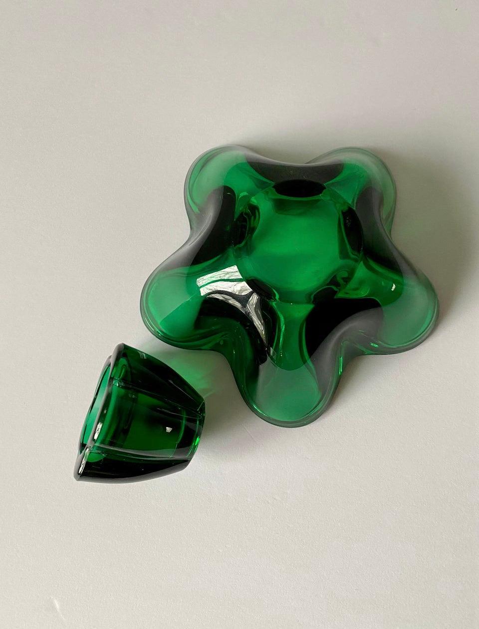 One of kind ! This rare vintage Ashtray shaped like a flower had a  personal removable mini ashtray in the middle 
Color is a deep rich green makes a perfect catch-all bowl !