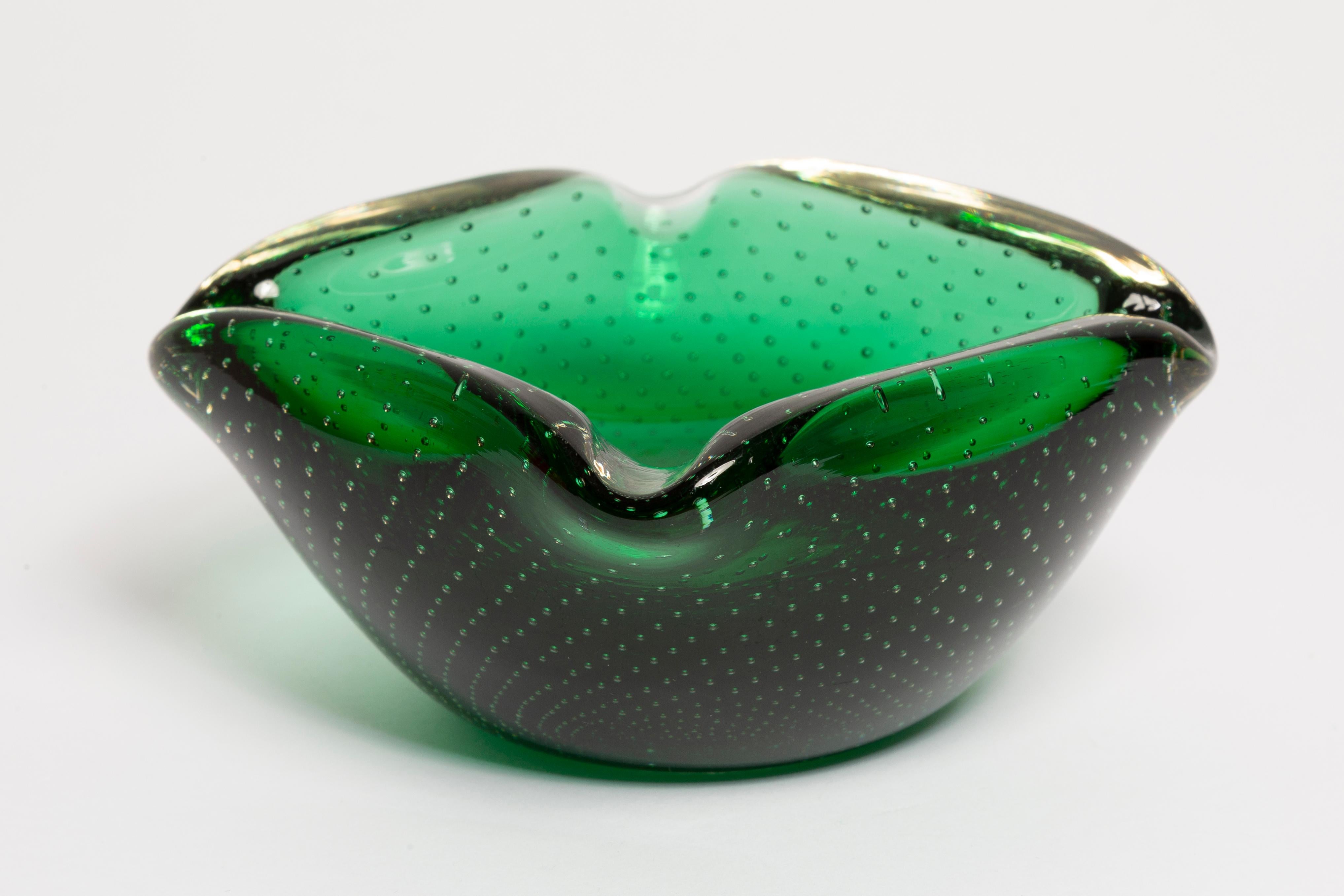 This original vintage glass ash tray bowl element was designed and produced in the 1970s in Lombardia, Italy. It is made in Sommerso Technique and has a fantastic faceted form. The vibrant color makes this items highly decorative. This item is a