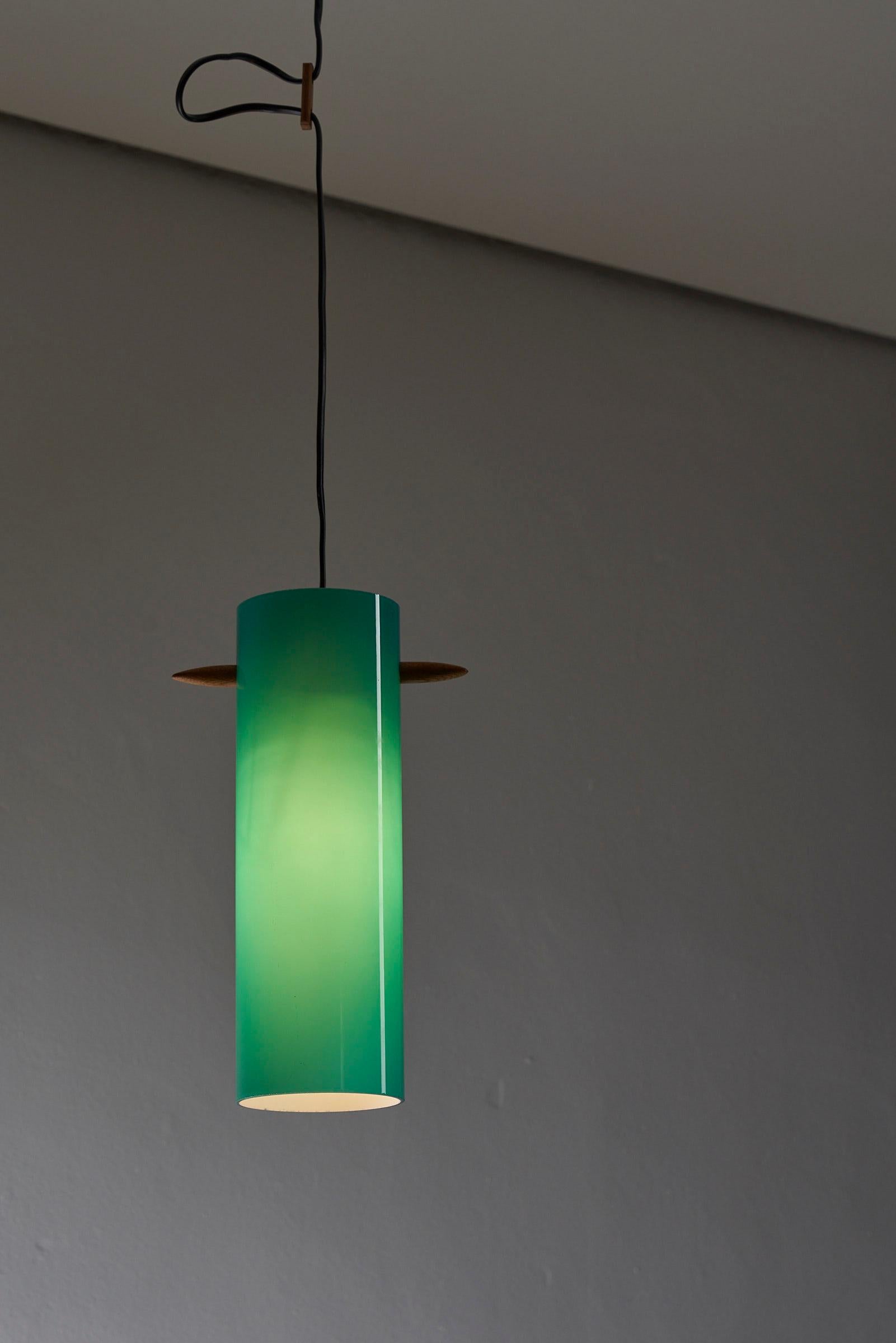 Introducing the Petrol Green Glass Cylinder pendant by Luxus, a stunning and unique lighting piece that effortlessly combines elegance and natural elements. This lamp features a captivating full glass cylinder in a beautiful petrol green color,