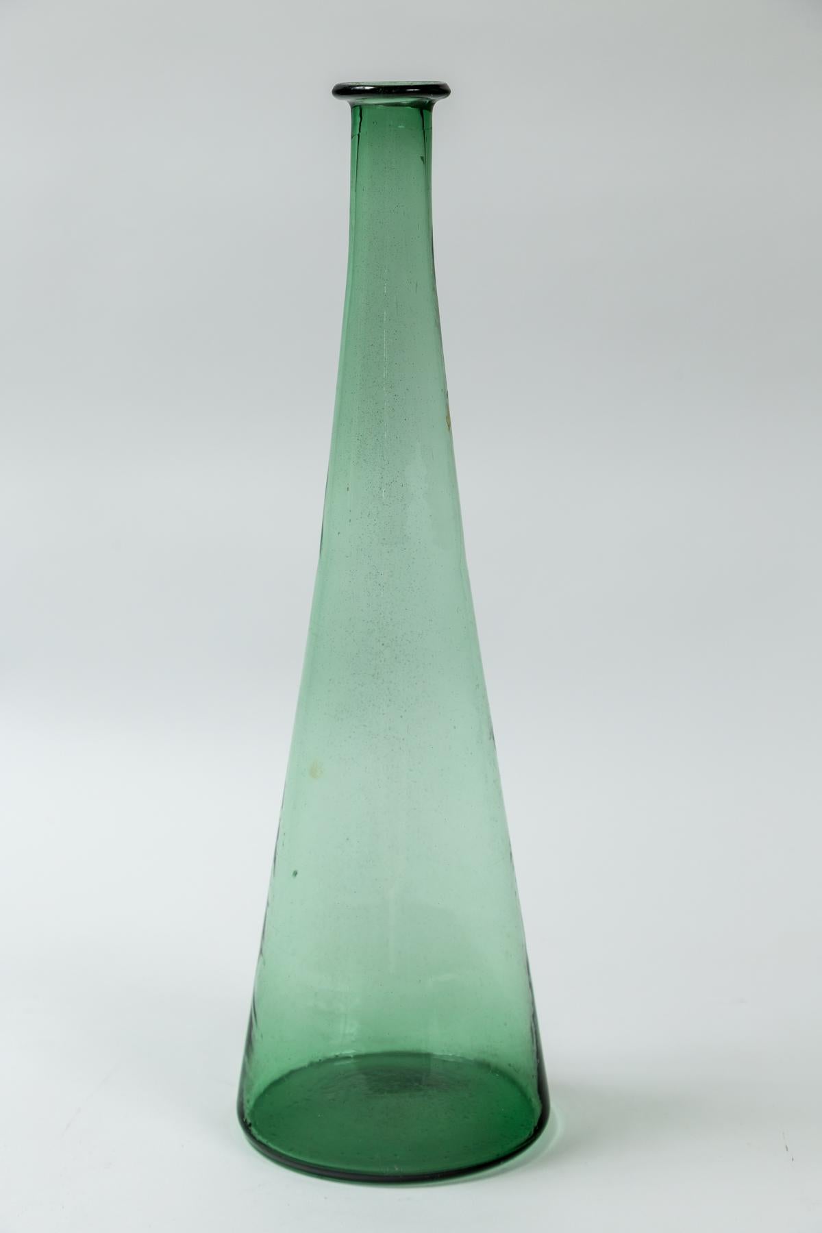 Grüne Glaskaraffe aus der Jahrhundertmitte, Empoli, Italien. Hohe, konisch zulaufende Glaskaraffe. Handgeblasenes Glas in der charakteristischen grünen Farbe, die Empoli verwendet.