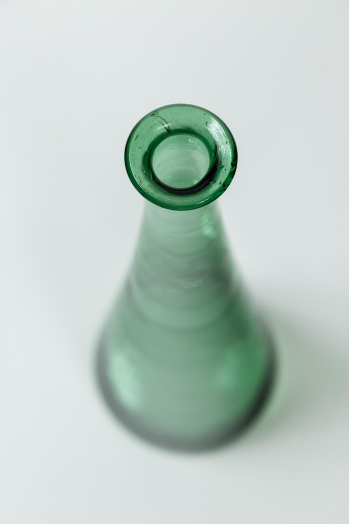 Carafe en verre vert du milieu du siècle, Empoli, Italie en vente 1