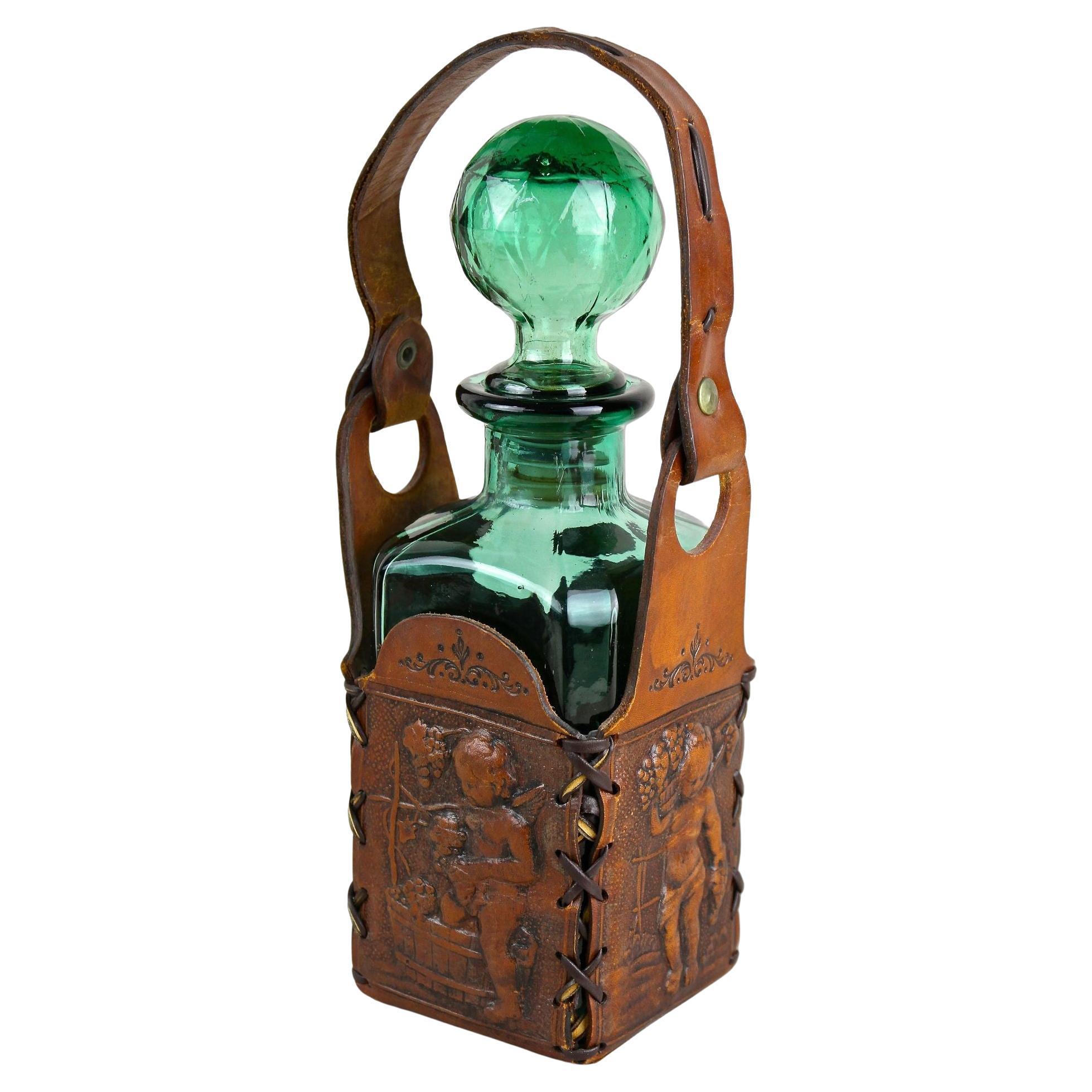 Carafe en verre vert du milieu du siècle avec étui en cuir gaufré, AT ca. 1960 en vente